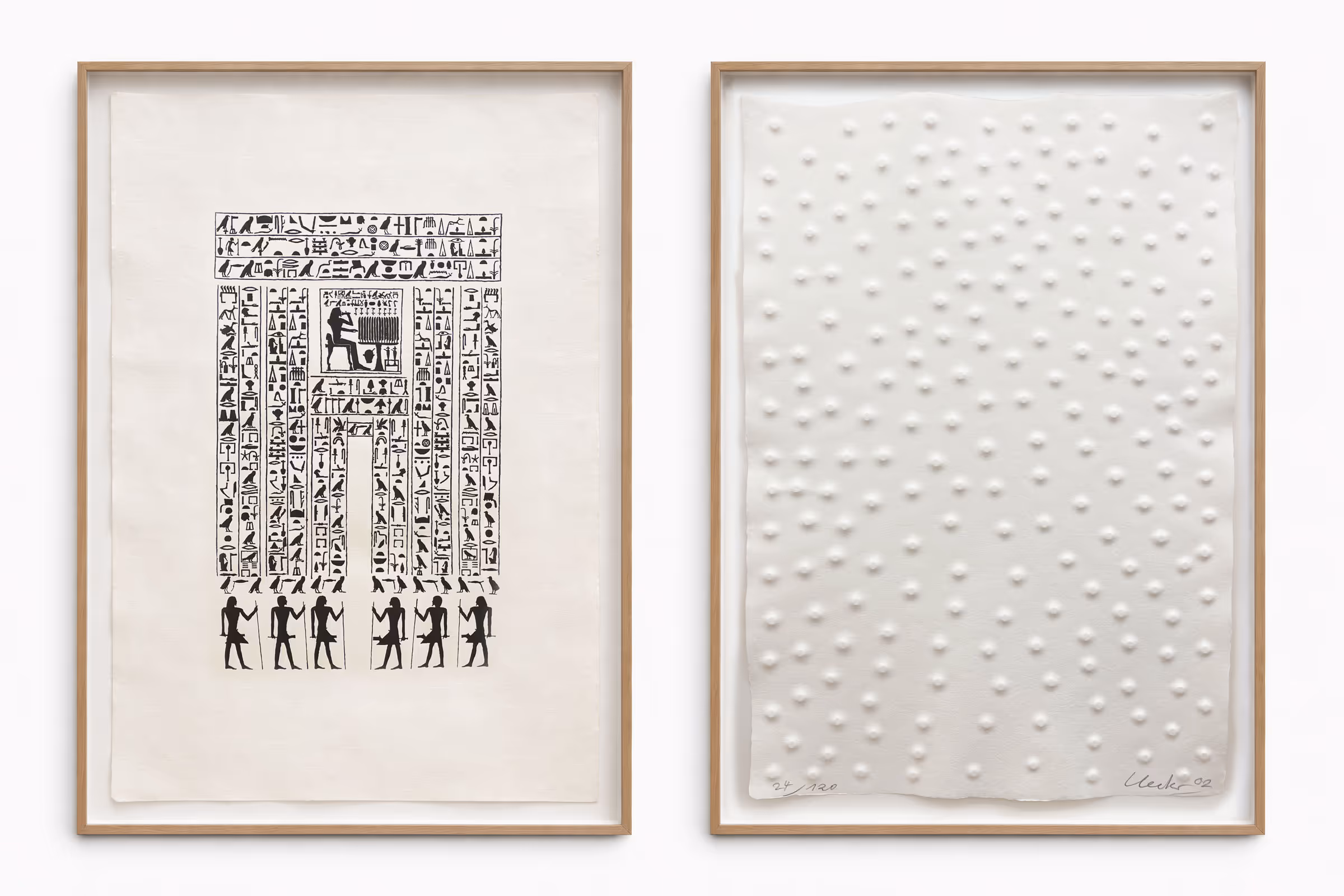 Zwei gerahmte Kunstwerke nebeneinander: links ein Blatt mit schwarzen ägyptischen Hieroglyphen und Figuren, rechts ein weißes Blatt mit reliefartigen, erhabenen Punkten.