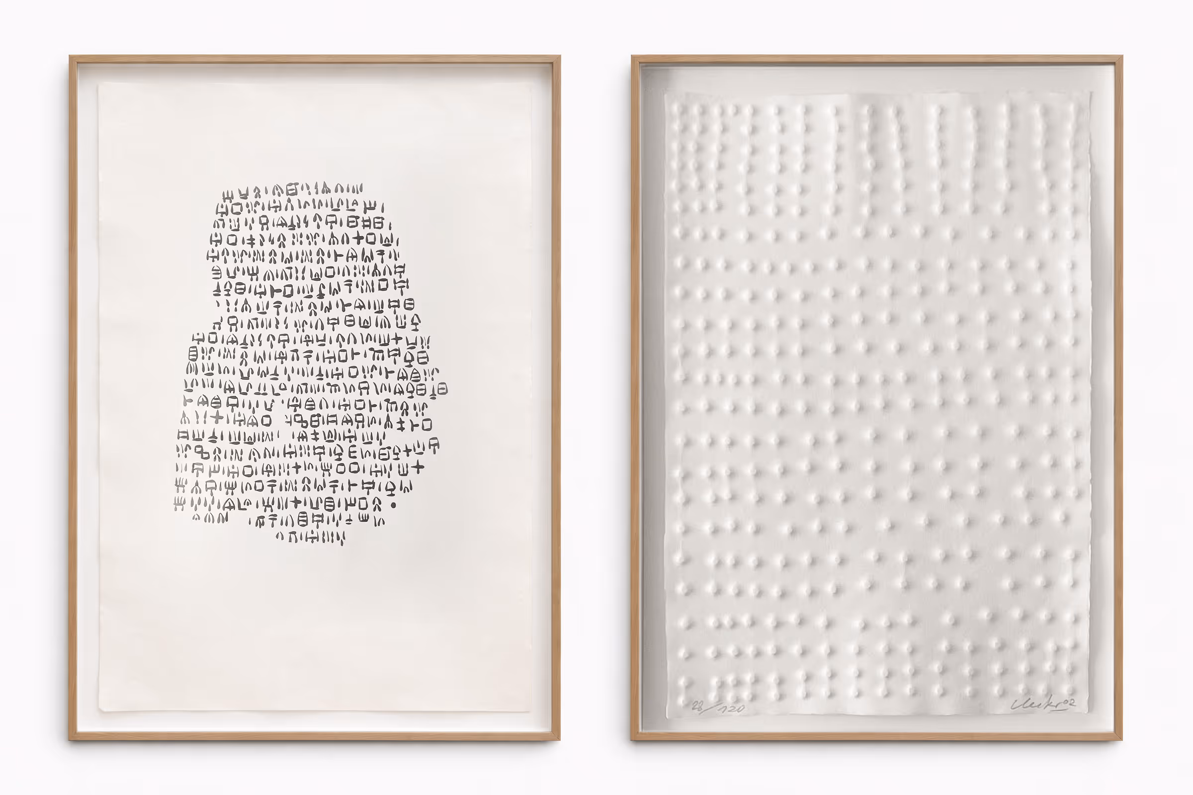 Zwei gerahmte Kunstwerke nebeneinander, links schwarze abstrakte Symbole auf weißem Papier, rechts erhabene weiße Punkte auf weißem Papier.