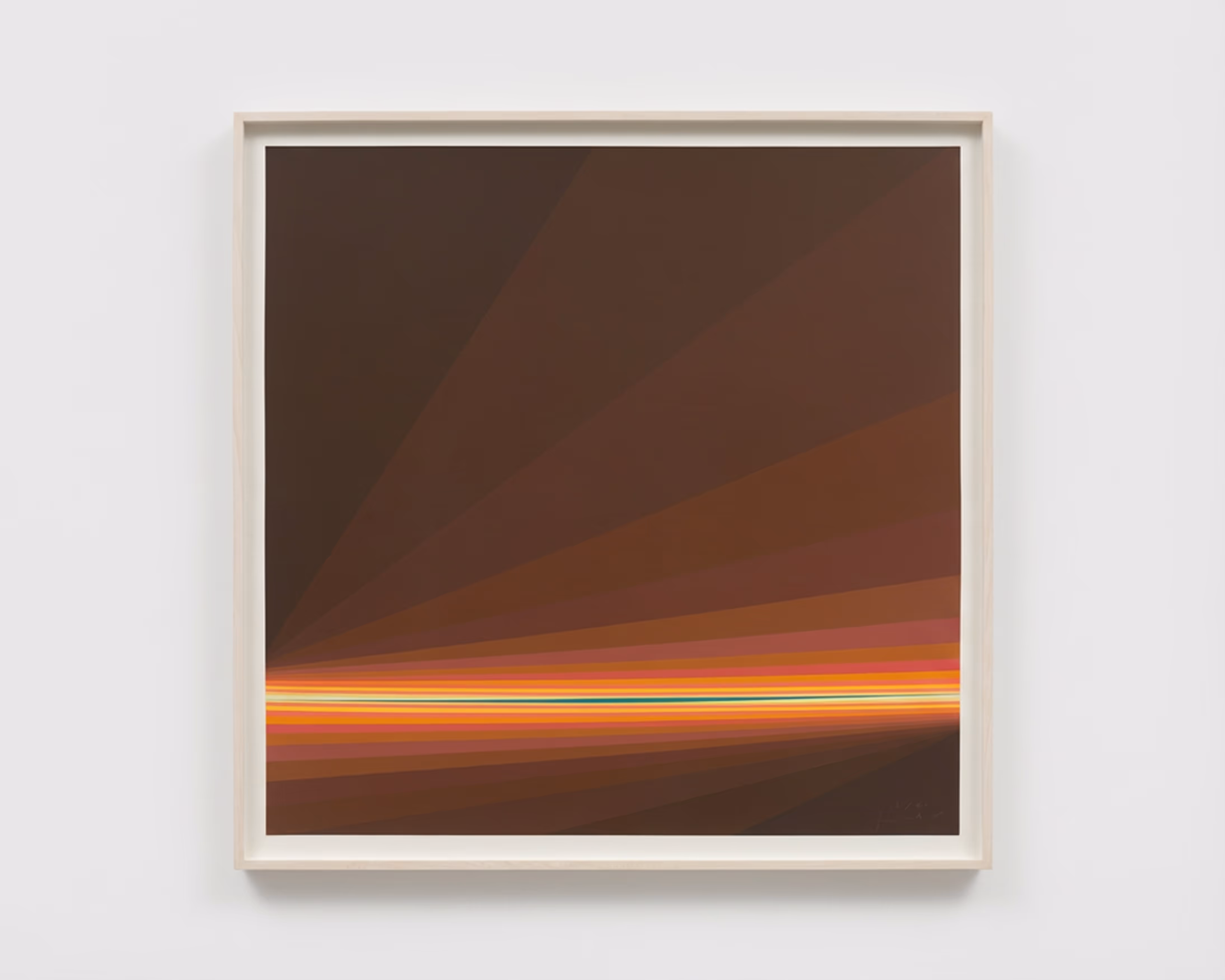 Zwei gerahmte Kunstwerke nebeneinander: links ein Blatt mit zwei Spalten in Keilschrift, rechts ein weißes Relief mit erhabenen Punkten in einem Muster.