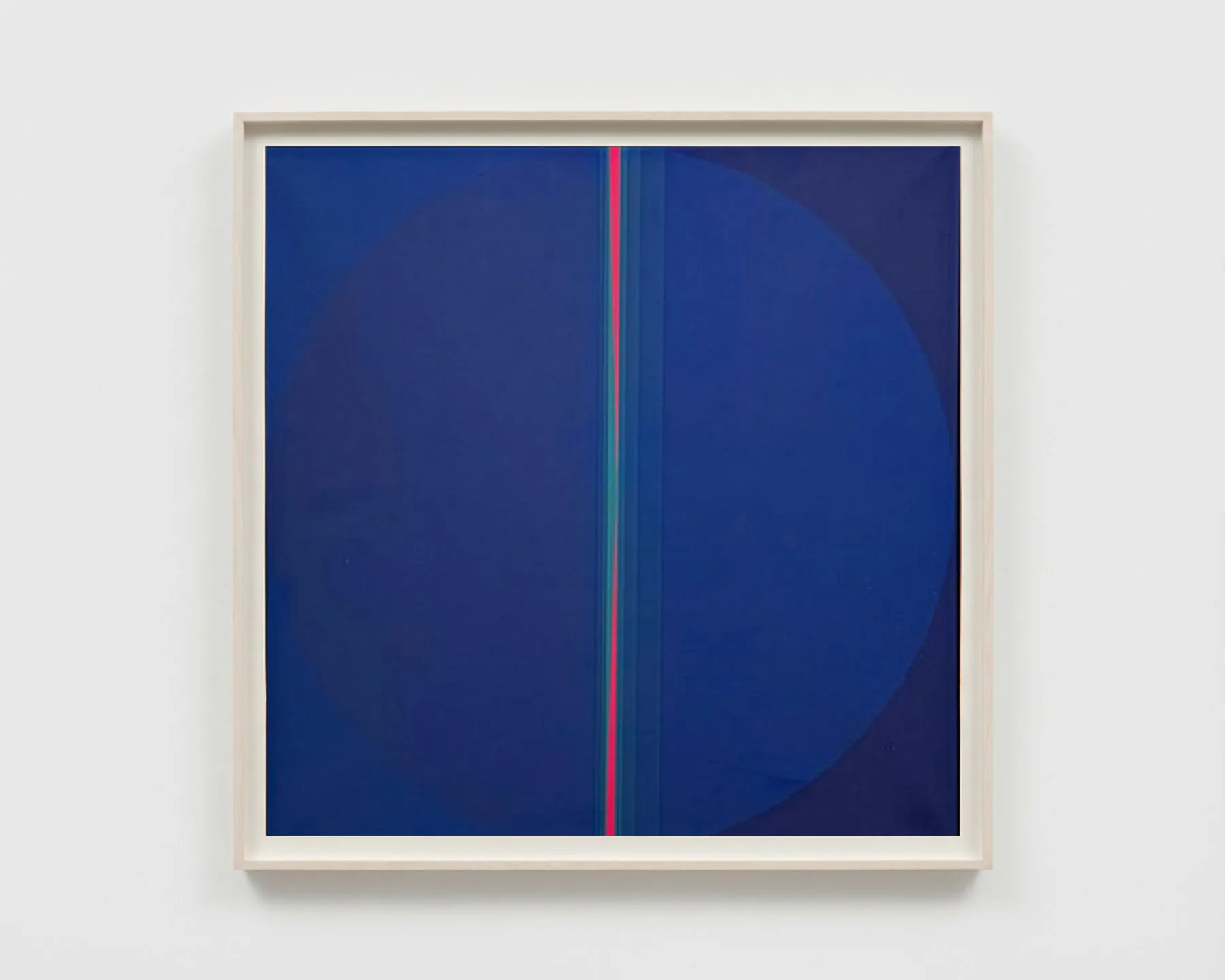 Zwei gerahmte Kunstwerke nebeneinander: links ein Blatt mit zwei Spalten in Keilschrift, rechts ein weißes Relief mit erhabenen Punkten in einem Muster.