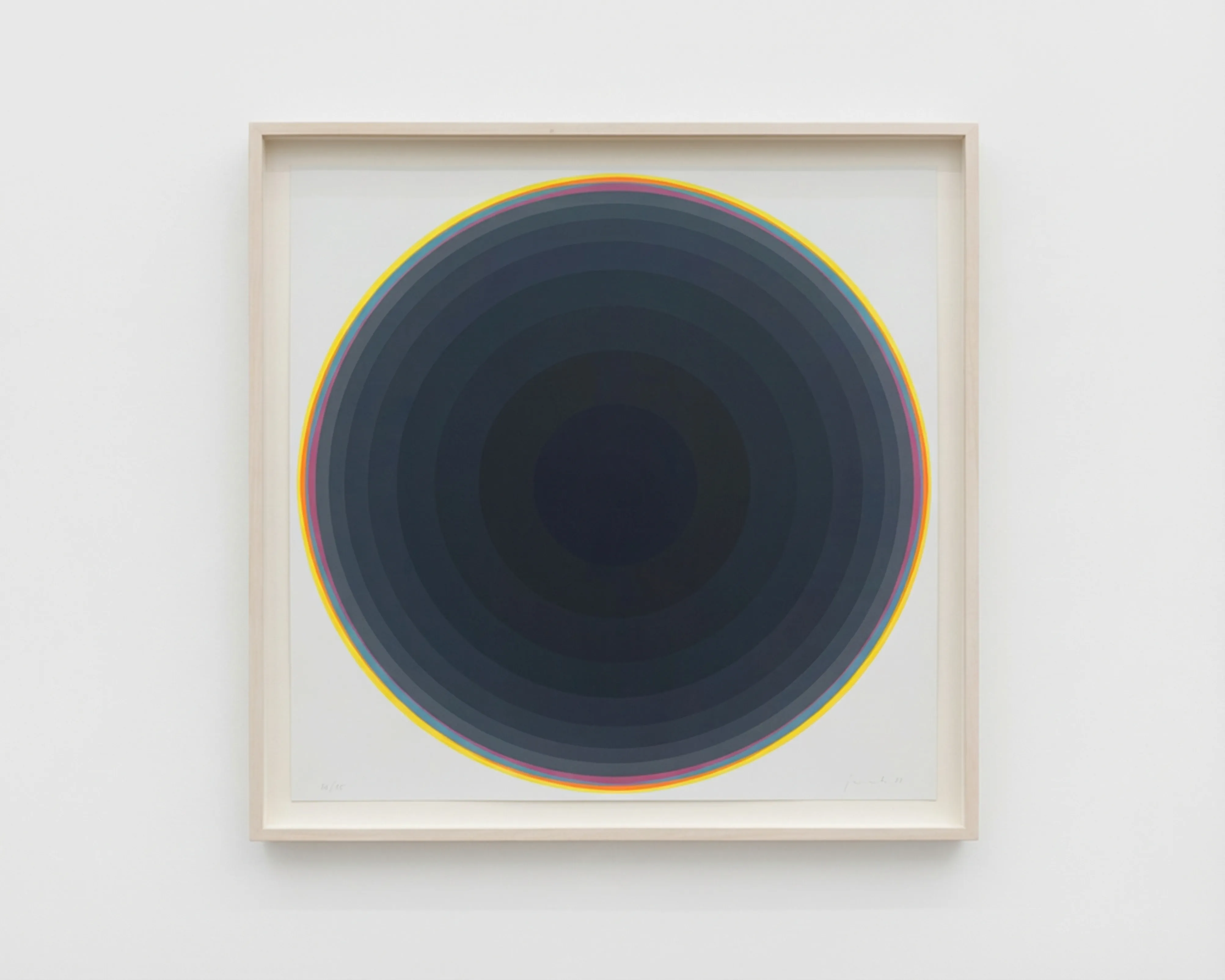 Zwei gerahmte Kunstwerke nebeneinander: links ein Blatt mit zwei Spalten in Keilschrift, rechts ein weißes Relief mit erhabenen Punkten in einem Muster.