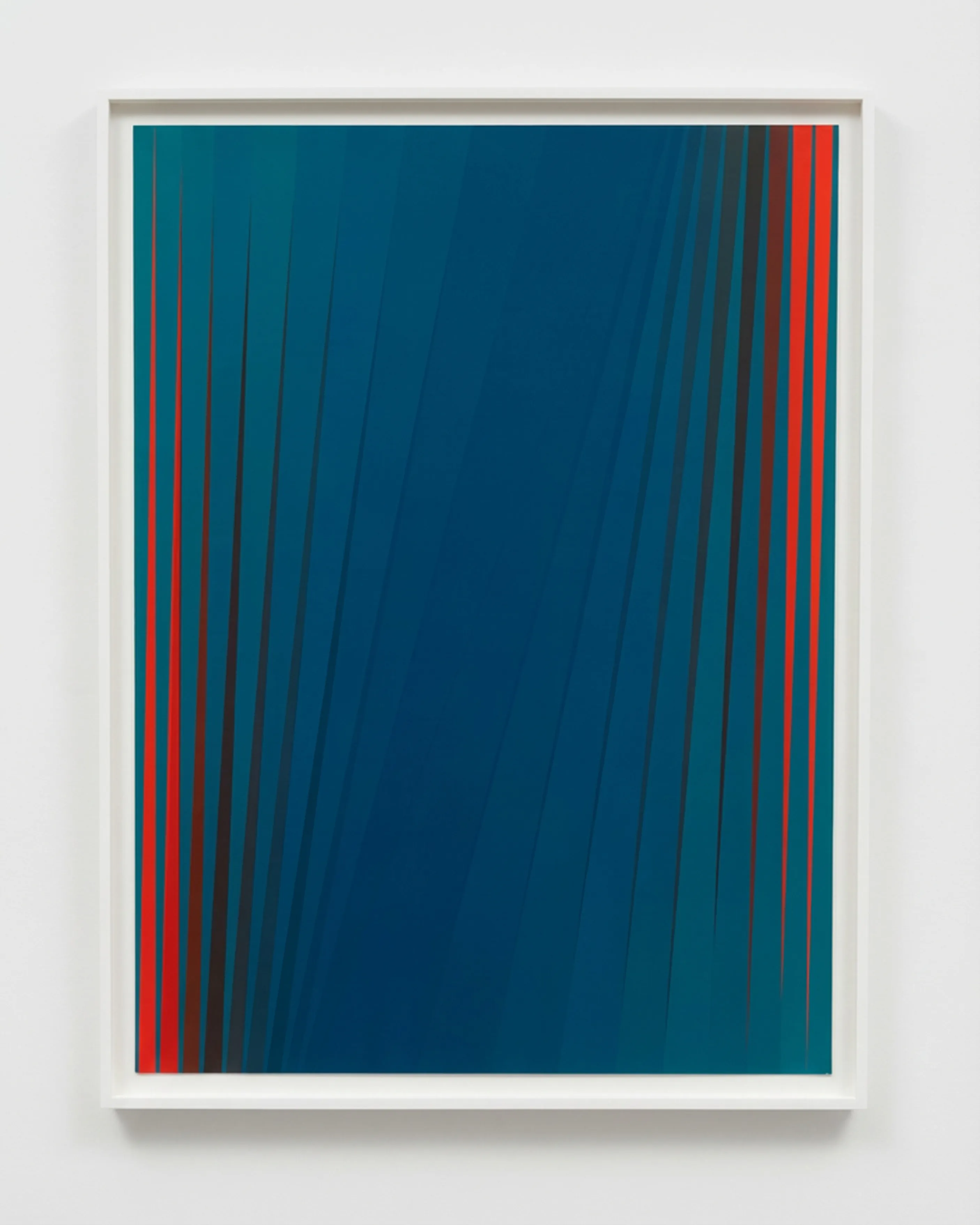 Zwei gerahmte Kunstwerke nebeneinander: links ein Blatt mit zwei Spalten in Keilschrift, rechts ein weißes Relief mit erhabenen Punkten in einem Muster.