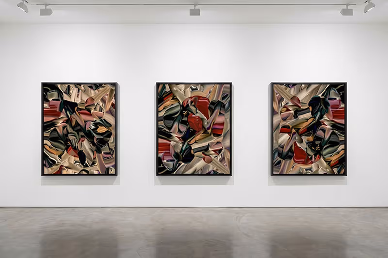 Galerieraum mit drei abstrakten Gemälden von Martina Ziegler in dunklen Rahmen, die organisch geformte, verschlungene Muster in verschiedenen Erdtönen und Rottönen zeigen.