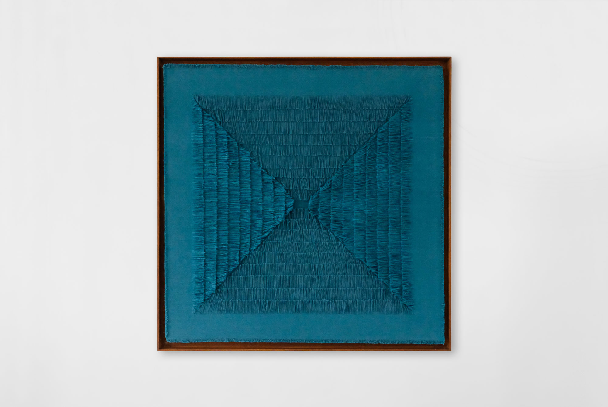 Linienobjekt (Beweglicher Turm, 1968) von Leo Erb – weiß lackiertes Aluminium, Malte Uekermann Kunsthandel Berlin / Line object (Moving Tower, 1968) by Leo Erb – white-lacquered aluminium, represented by Malte Uekermann Kunsthandel Berlin