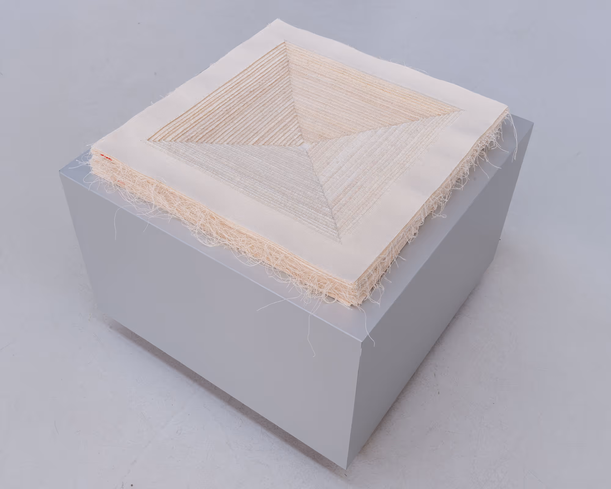 Dreiteiliges Kunstwerk mit schwarzen, leicht strukturierten rechteckigen Flächen auf weißem Hintergrund.