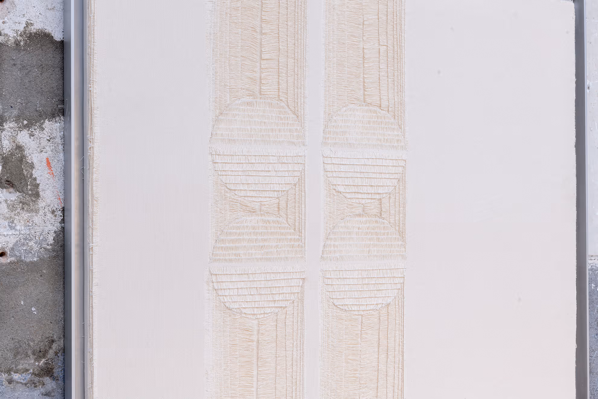 Triptychon mit drei schwarzen rechteckigen Paneelen mit subtilen diagonalen Linien auf weißem Hintergrund.