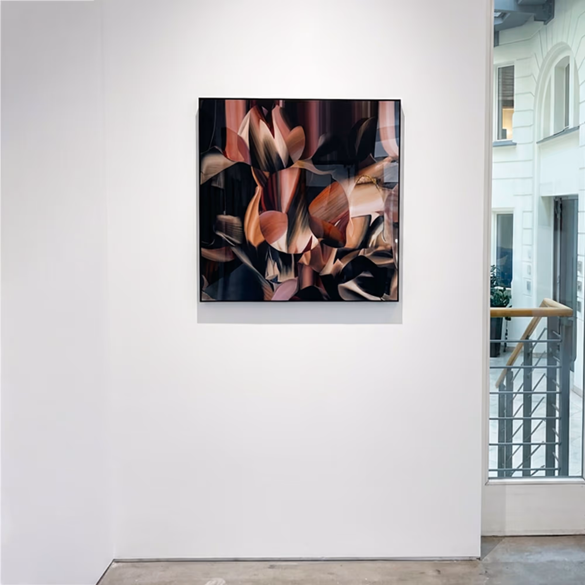 Abstraktes Gemälde in dunklen und warmen Farbtönen in einer weißen Galerie.
