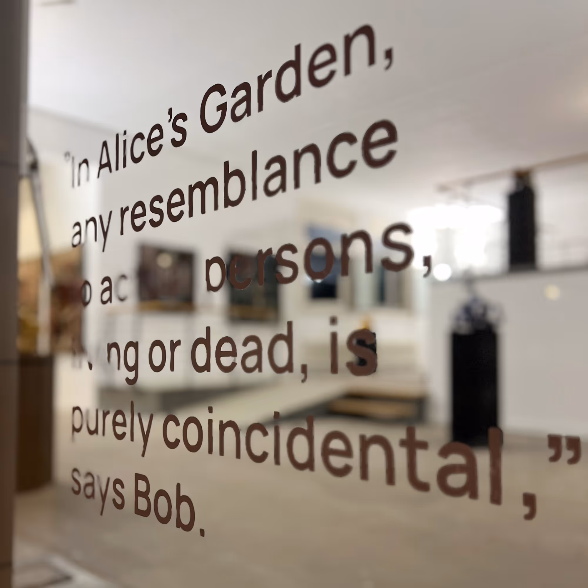 Außenansicht Malte Uekermann Kunsthandel Berlin – Galerieeingang und Schaufenster. Exterior view of Malte Uekermann Kunsthandel Berlin – gallery entrance and window.