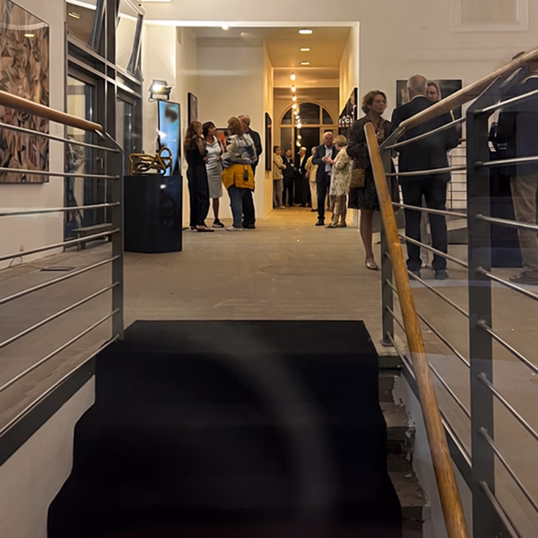 Blick in die Galerie von Malte Uekermann Kunsthandel Berlin mit moderner Kunst. View into the gallery of Malte Uekermann Kunsthandel Berlin with modern art.