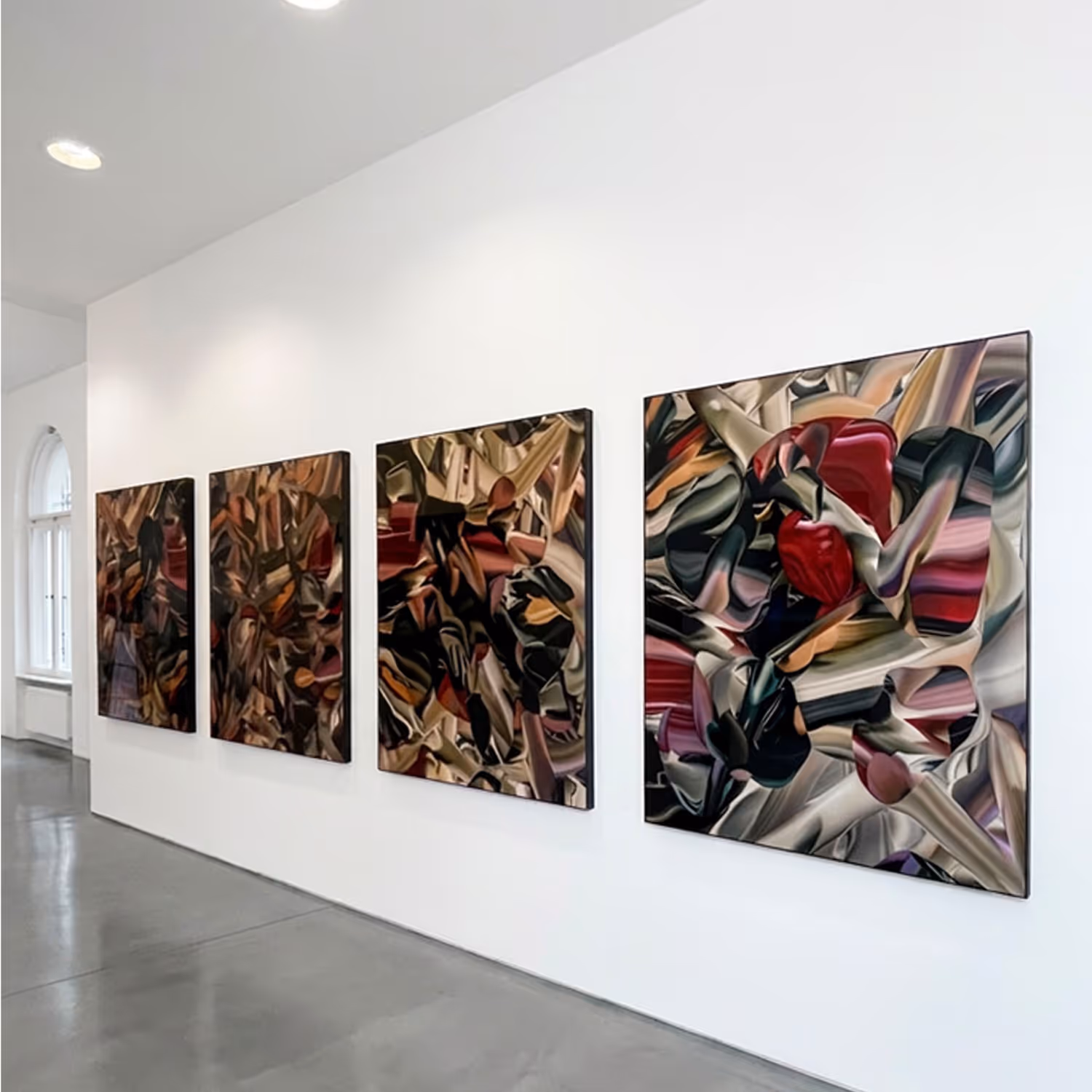 Moderne abstrakte Gemälde mit verschlungenen Formen in einer Galerie mit weißen Wänden und grauem Boden.