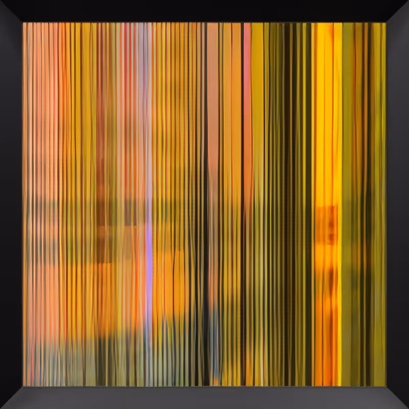 Kunstinstallation mit vertikalen orange-gelben und schwarzen gestreiften Paneelen in einem dunklen Rahmen von Martina Ziegler