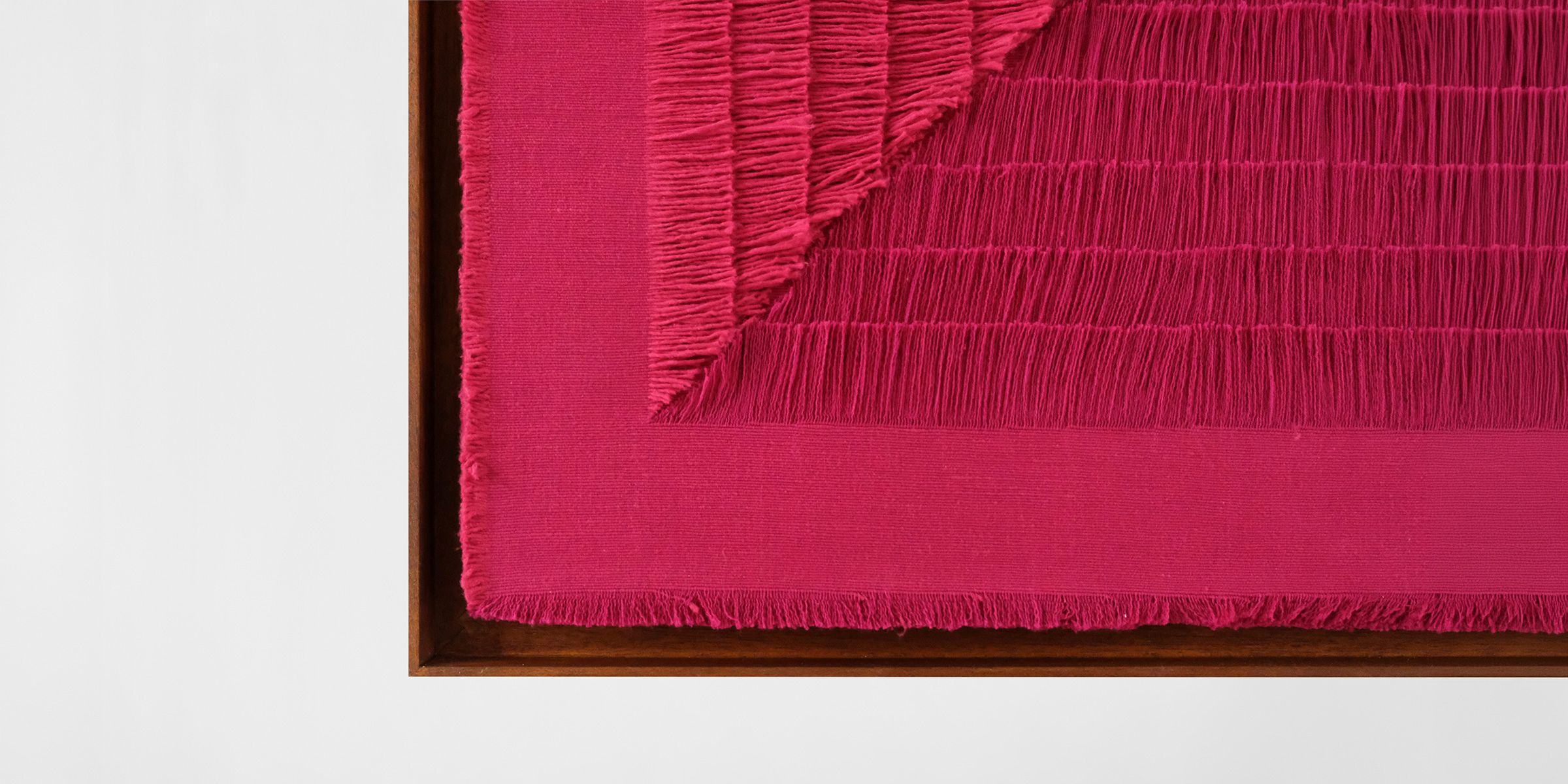 Yarn Sculpture, liegend auf einem grauen Sockel von Sophie Rowley