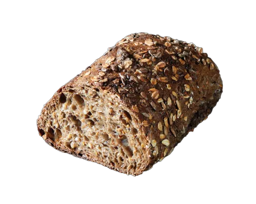 Tranche de pain complet aux graines avec une croûte croustillante sur fond noir.
