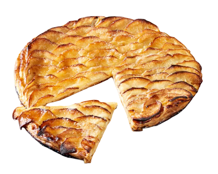 Tarte aux pommes dorée avec une part coupée, présentée sur une planche en bois sur une nappe verte.