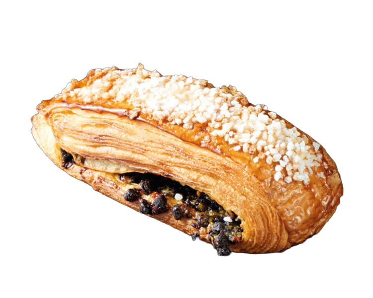 Pâtisserie feuilletée dorée garnie de pépites de chocolat et saupoudrée de sucre perlé.
