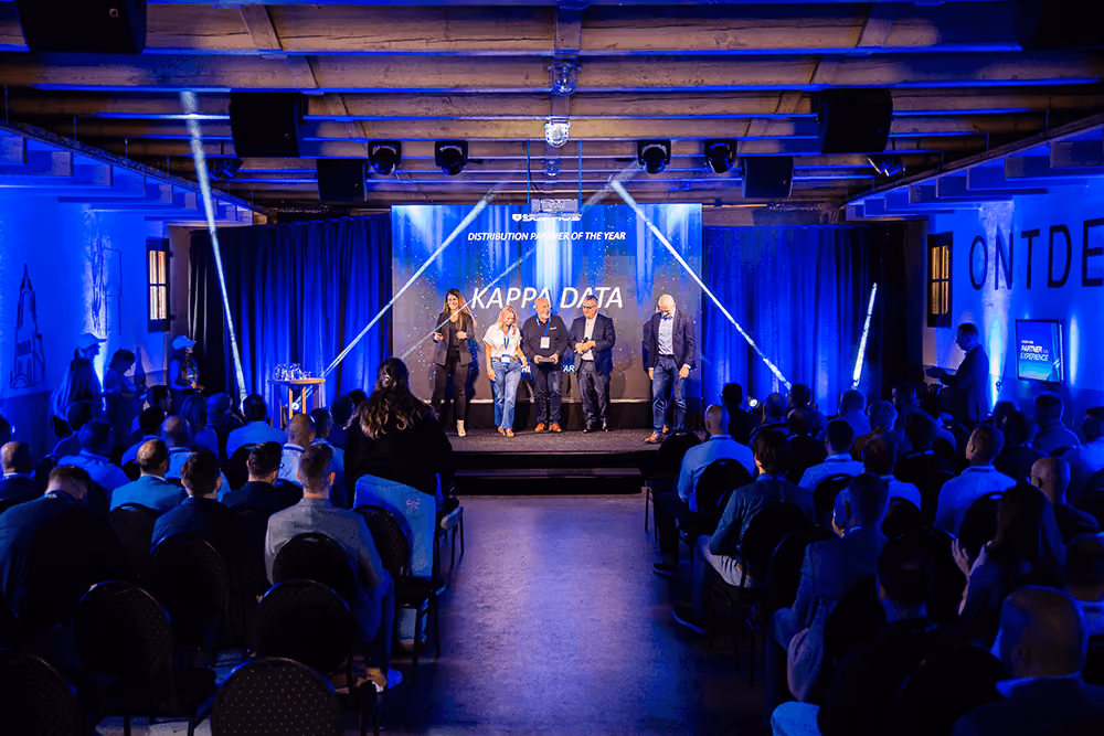 Zakelijk evenement met awardshow. LED wall en prijzen worden overhandigd.