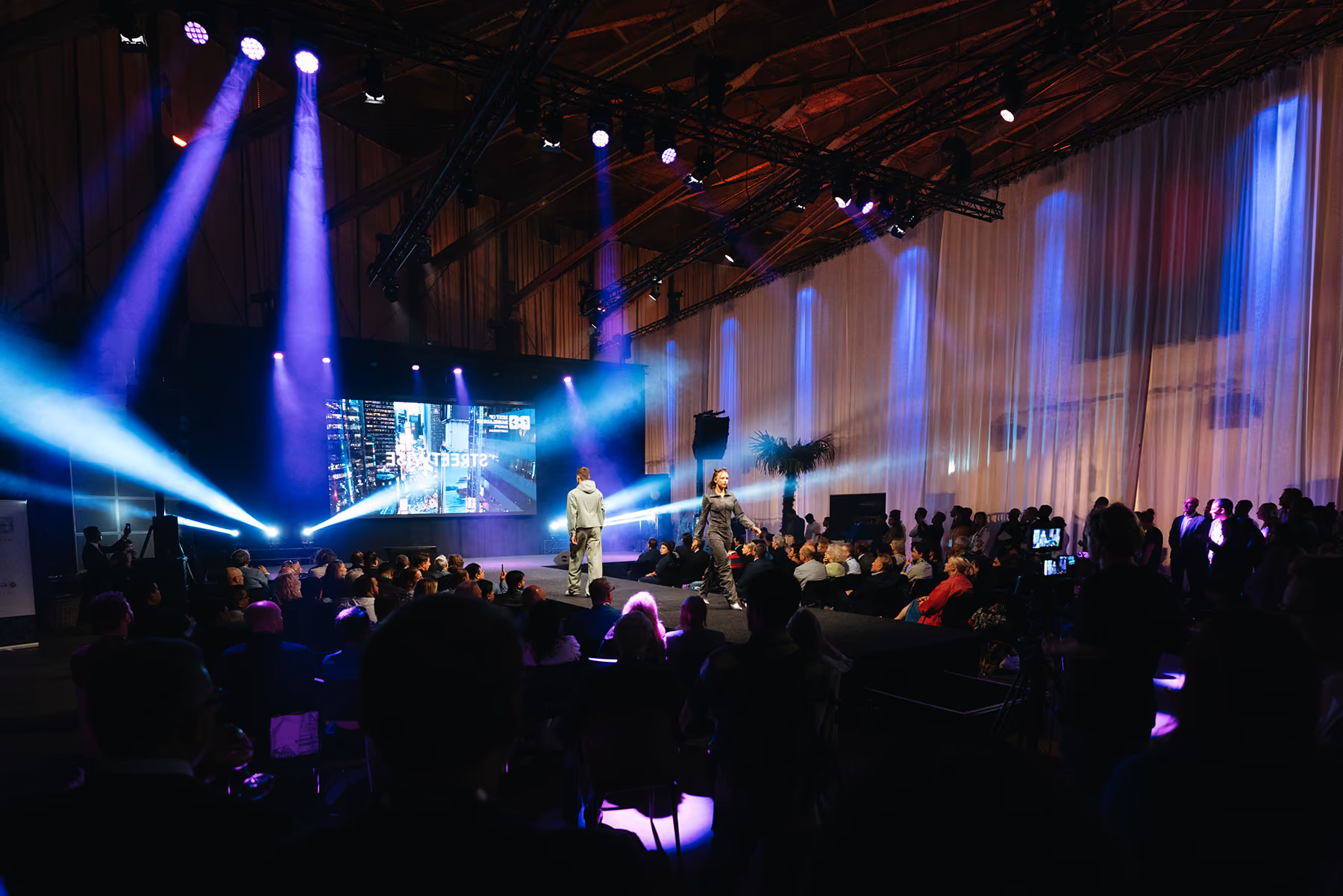Conferentie met aardshow AV techniek.