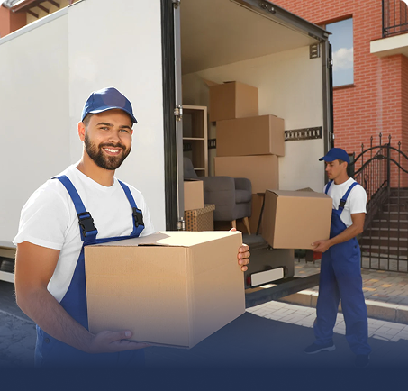 déménageur qui porte des cartons