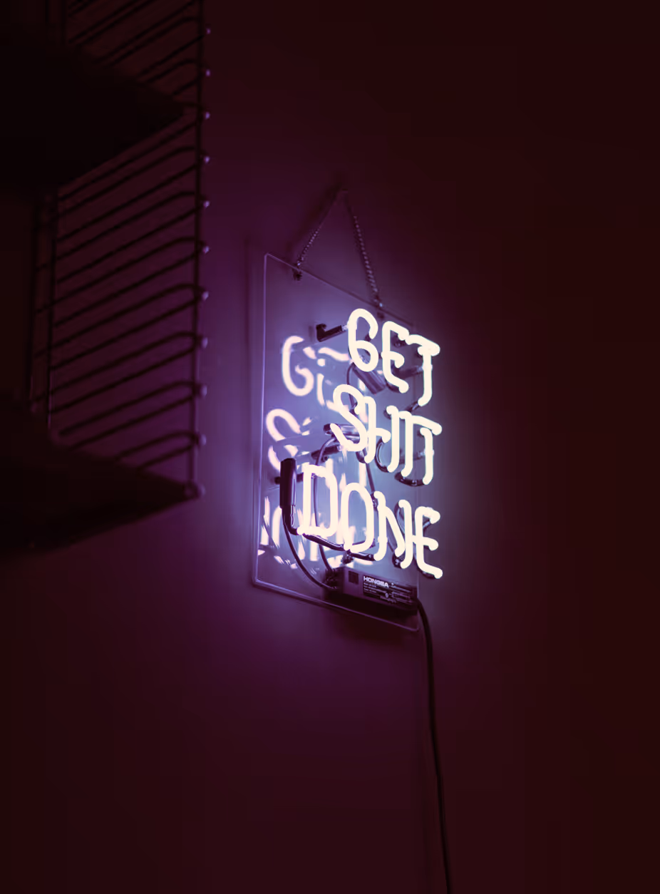 Leuchtschrift mit dem "Get shit done"