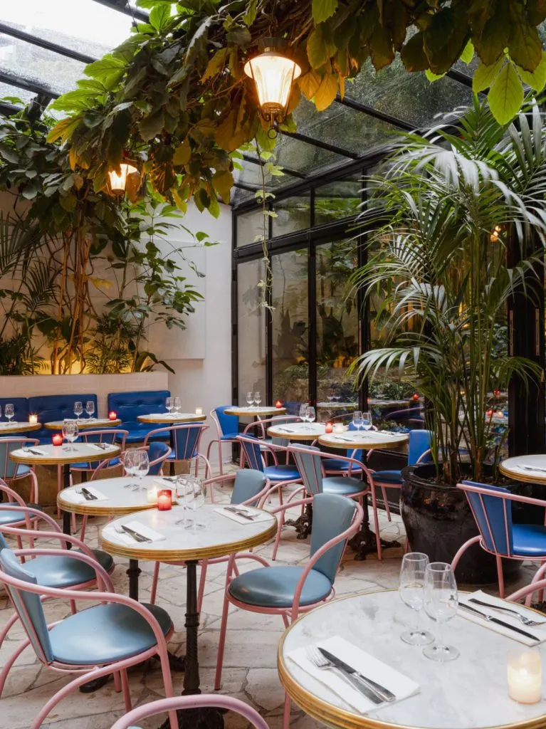 Restaurant terrasse végétale arborée table