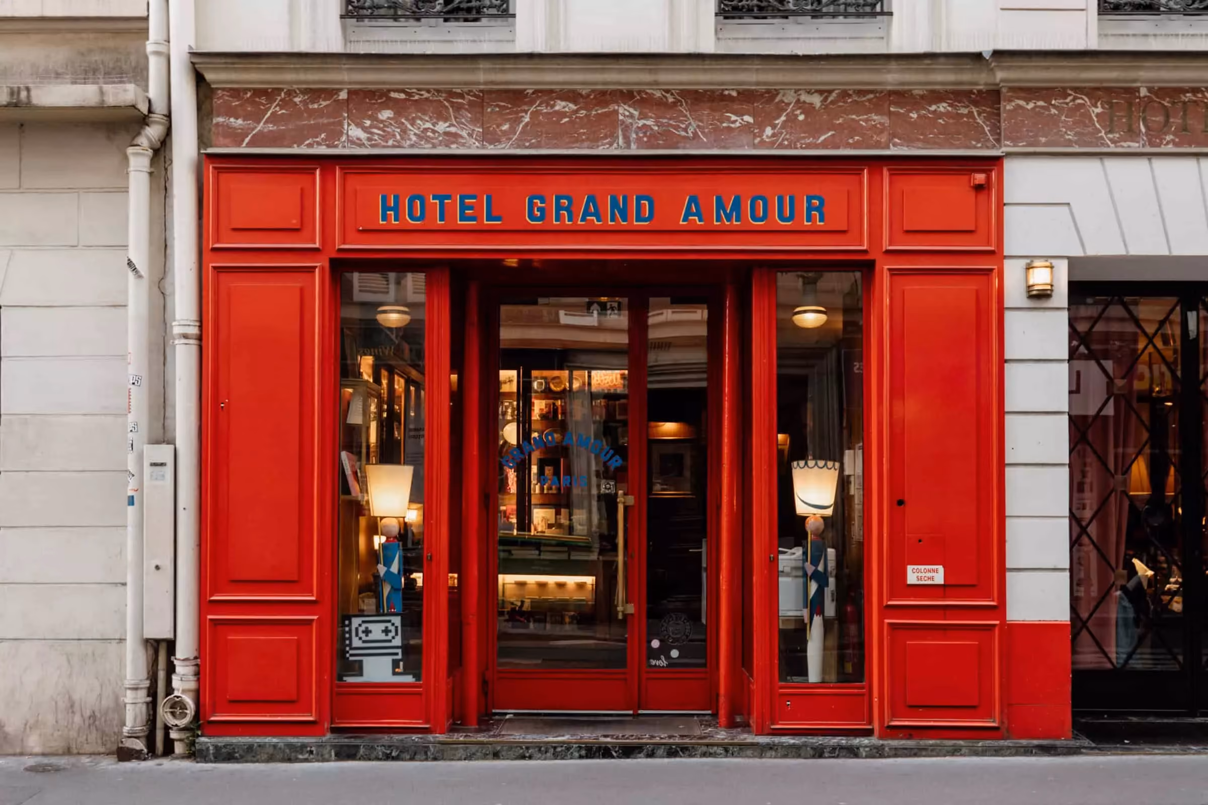 Façade de l’Hôtel Grand Amour à Paris, maison Beaumarly