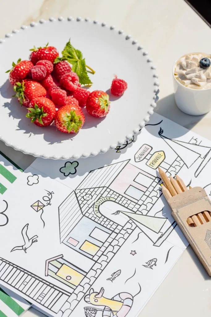 Menu enfant spécial au Deauville, idéal pour une sortie en famille à Deauville. Plats gourmands comme le steak frites et la crêpe au Nutella, parfaits pour une journée d’activités à Deauville avec les enfants.