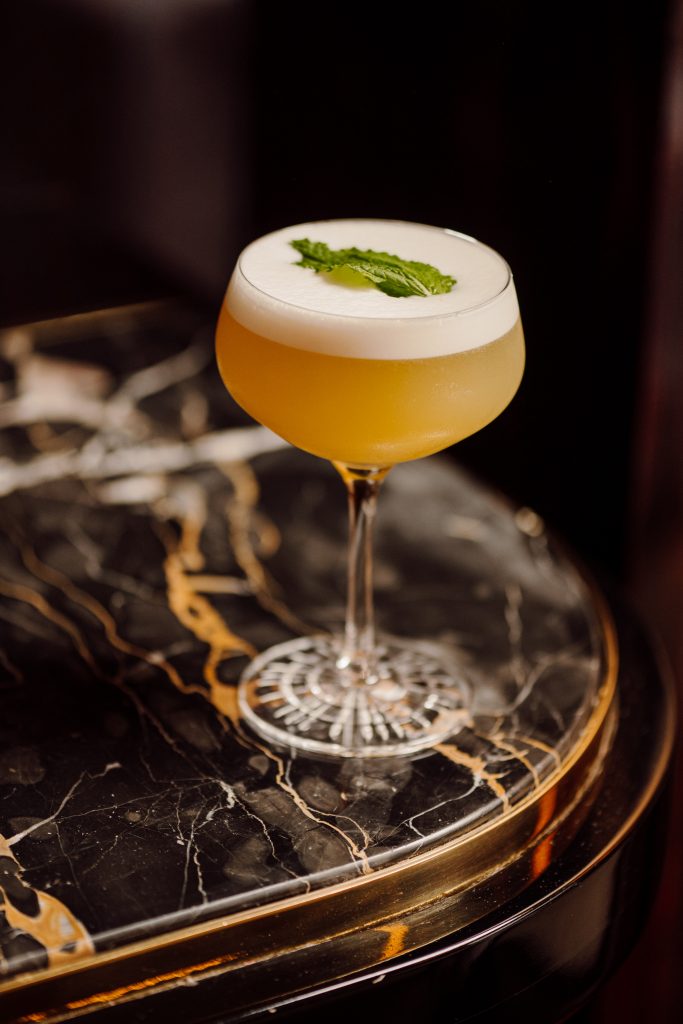 Organisez une cocktail soirée inoubliable avec les créations de notre bar. Participez à notre atelier cocktail pour apprendre comment faire un cocktail comme un pro.