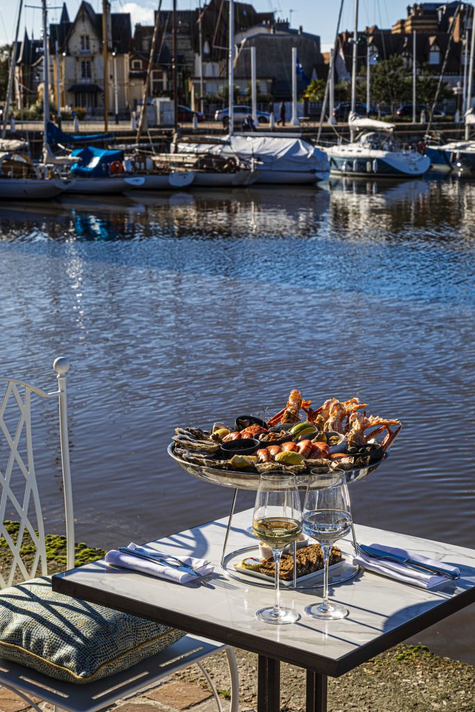 Boire un verre bord de l'eau, mer, deux heures de Paris