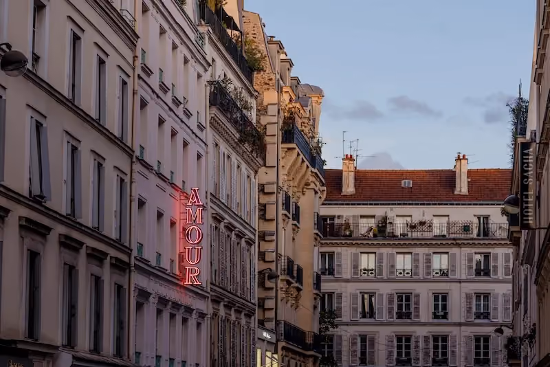 Façade de l’Hôtel Amour à Pigalle, maison Beaumarly