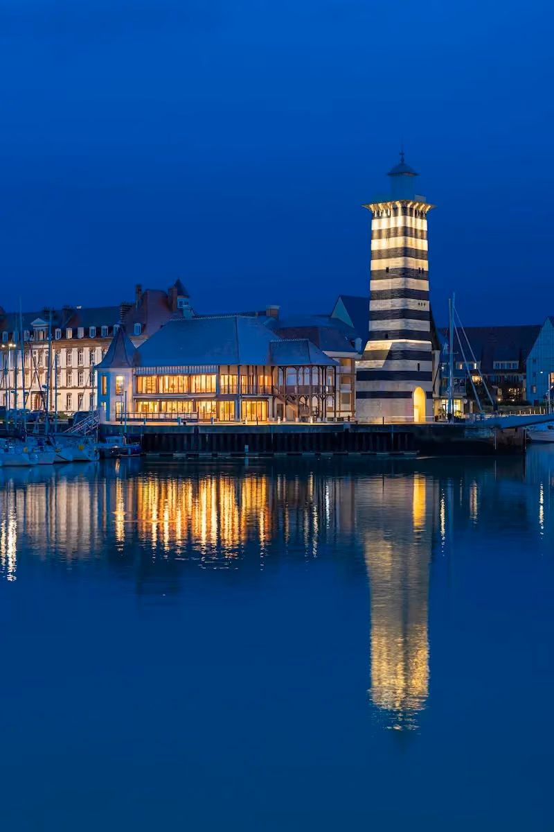 Vue de l'établissement de nuit, vue mer du restaurant Le Deauville, maison Beaumarly