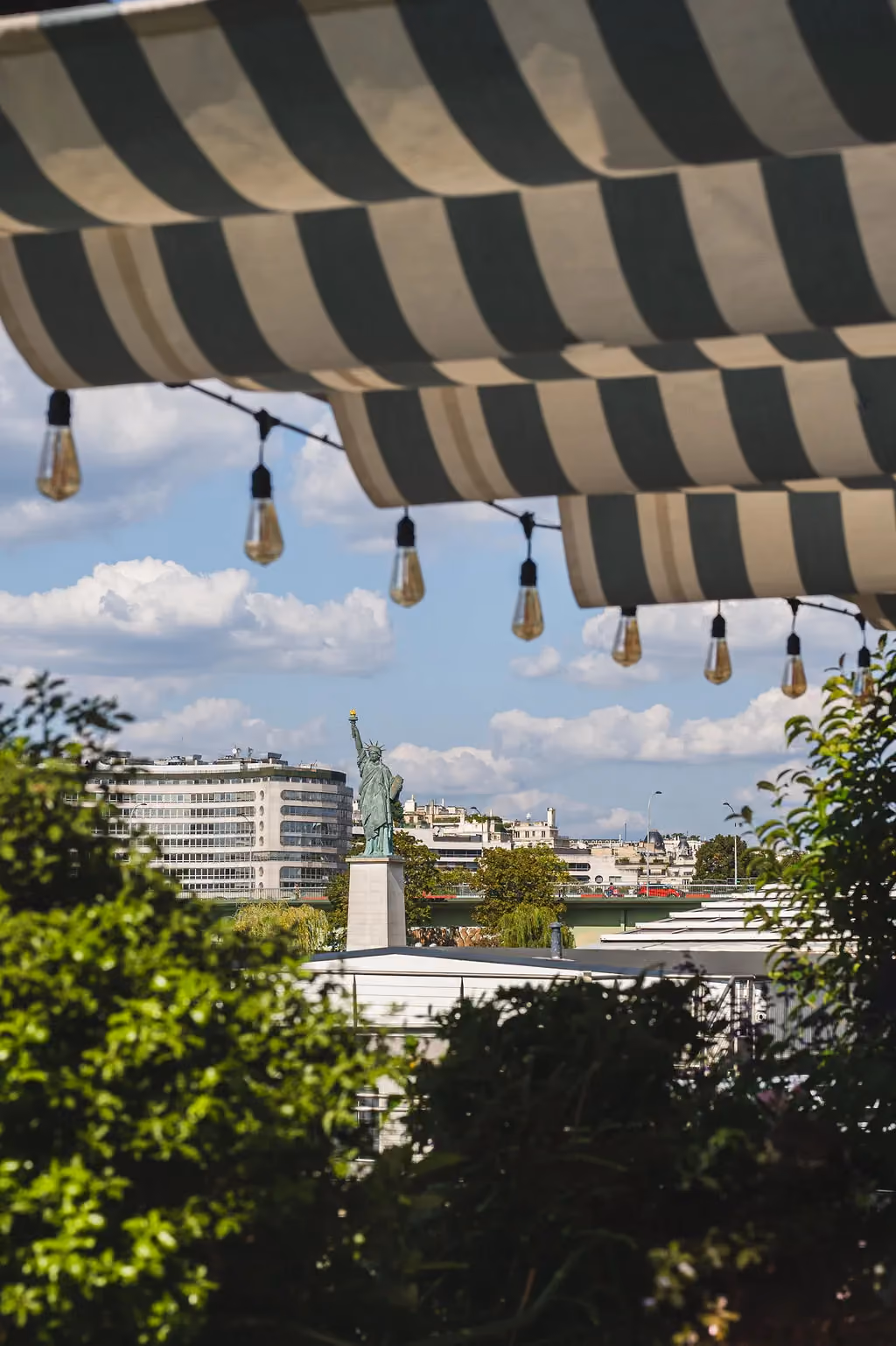 Terrasse au bord de la Seine à La Plage Parisienne avec vue sur la statue de la liberté, maison Beaumarly