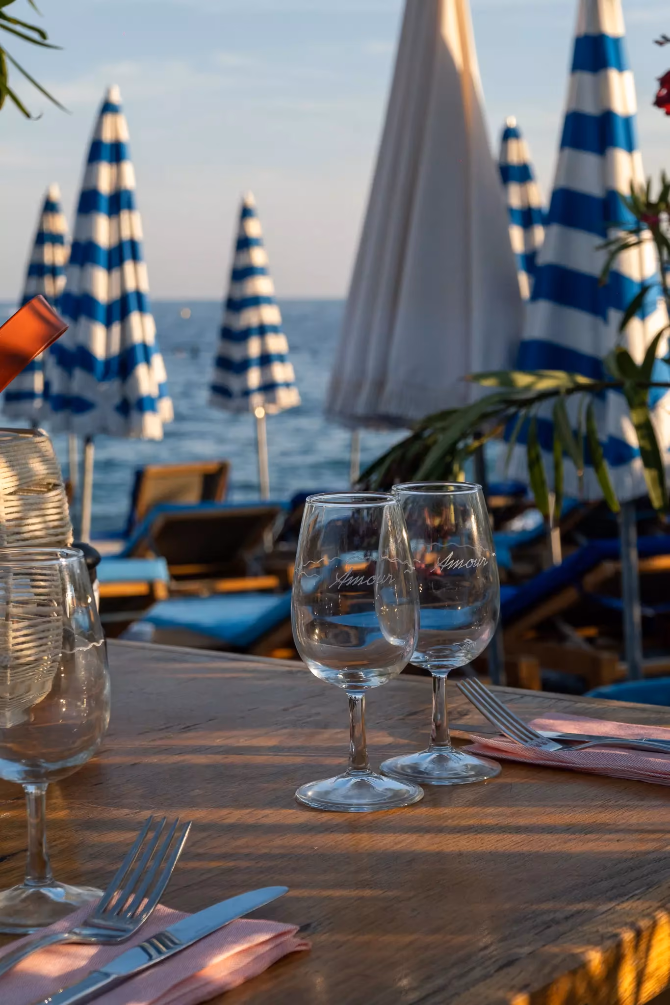 Terrasse ensoleillée du restaurant La Plage Amour, esprit Rivier