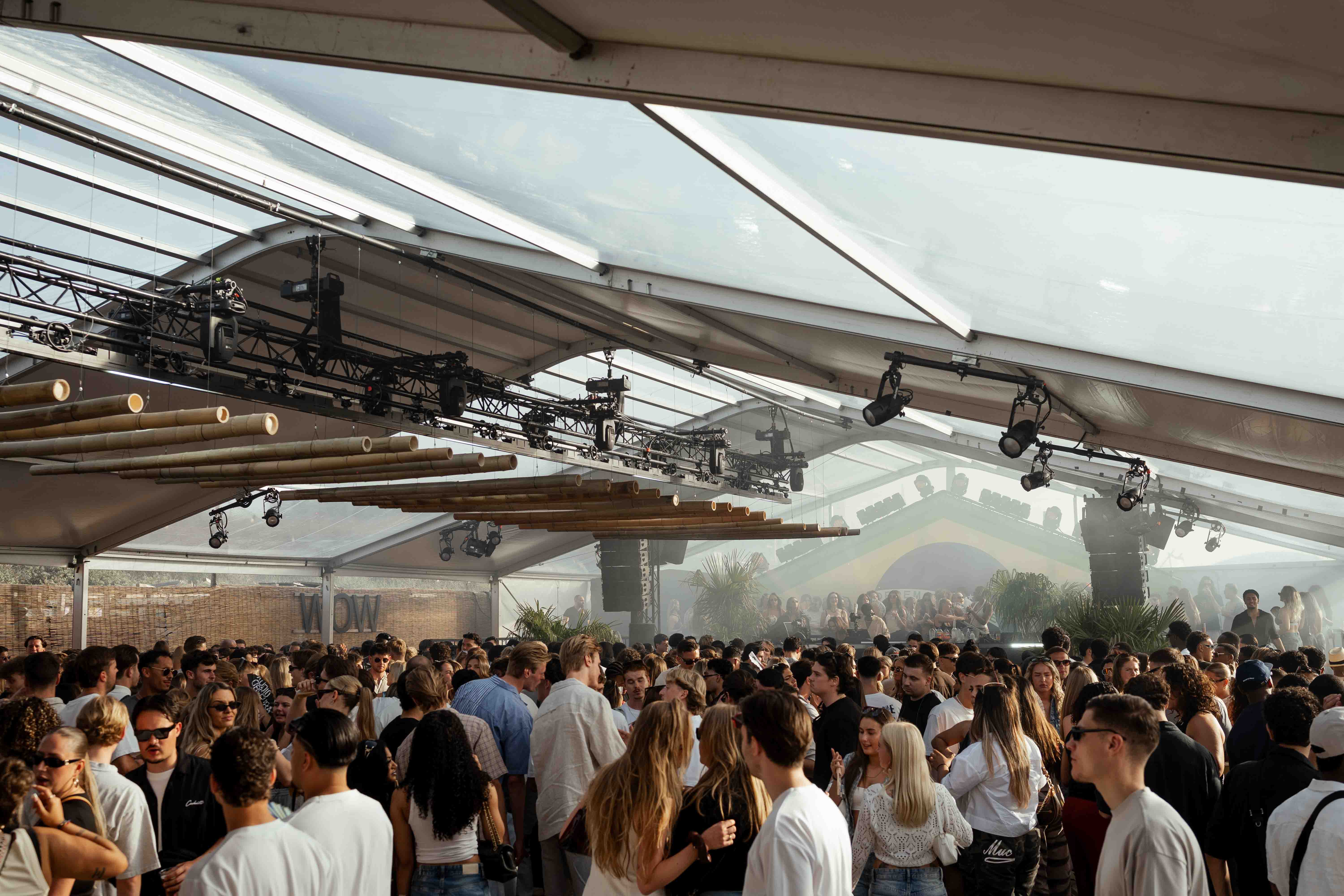 Centrale truss aan automatische takels met bamboe-installatie boven de dansvloer bij Beachclub Wow