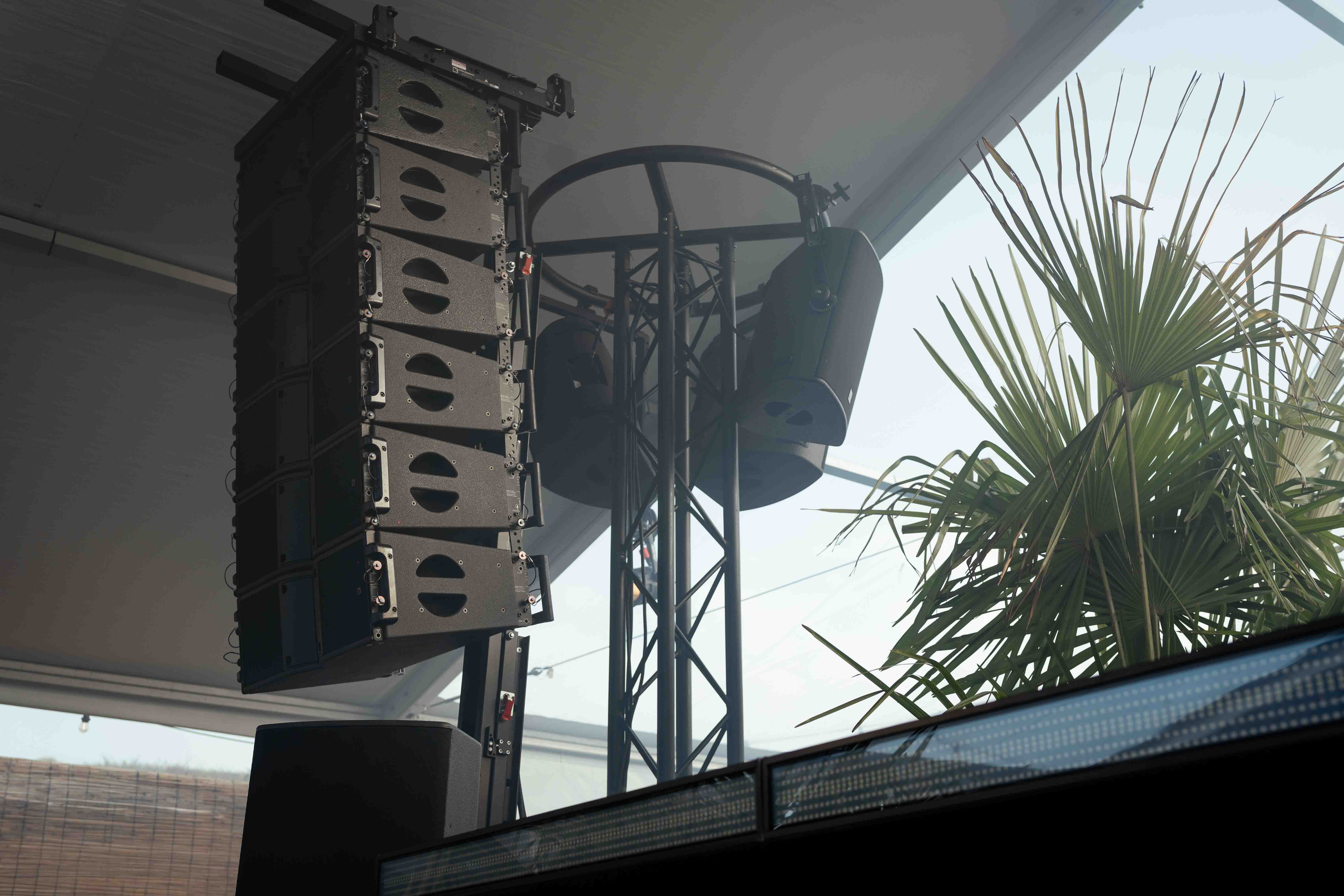 L-Acoustics Kara II topkasten van Starshow tijdens Menesix by the Sea