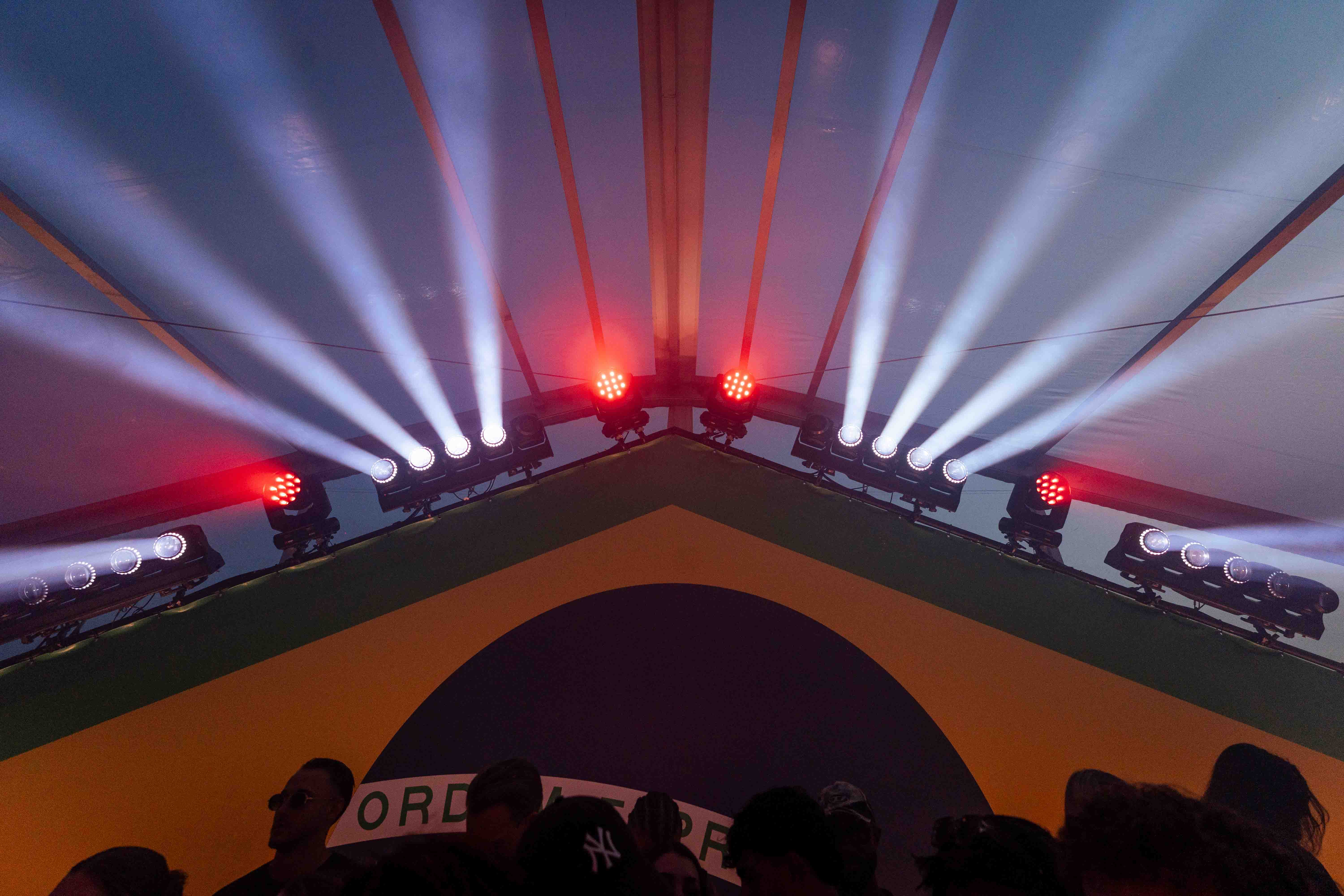 Symmetrische waaier van Acme Tornado's en Robe LED 350 Beams boven het op Brazilië geïnspireerde decor