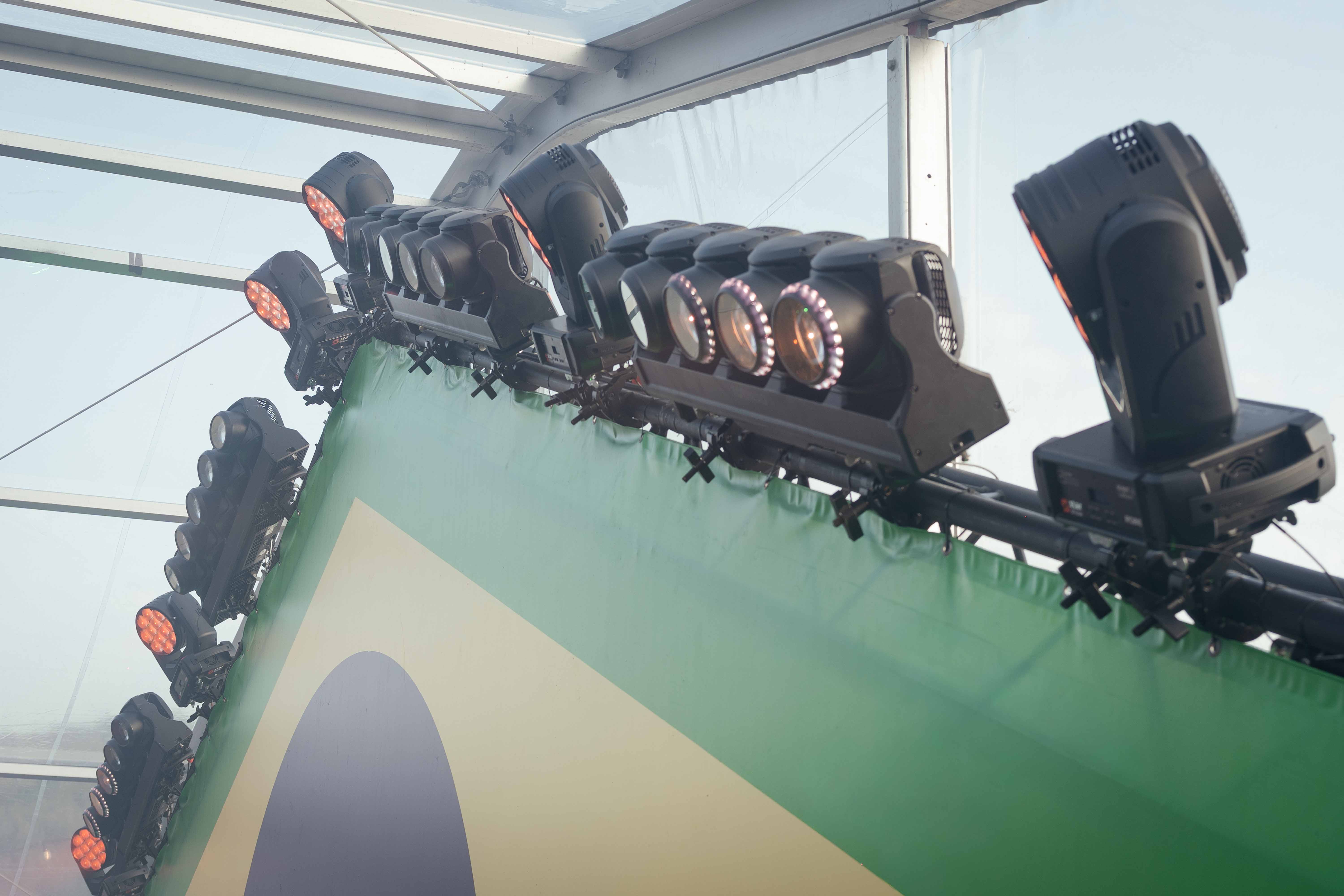 Acme Tornado's en Robe LED 350 Beams boven het op Brazilië geïnspireerde decor