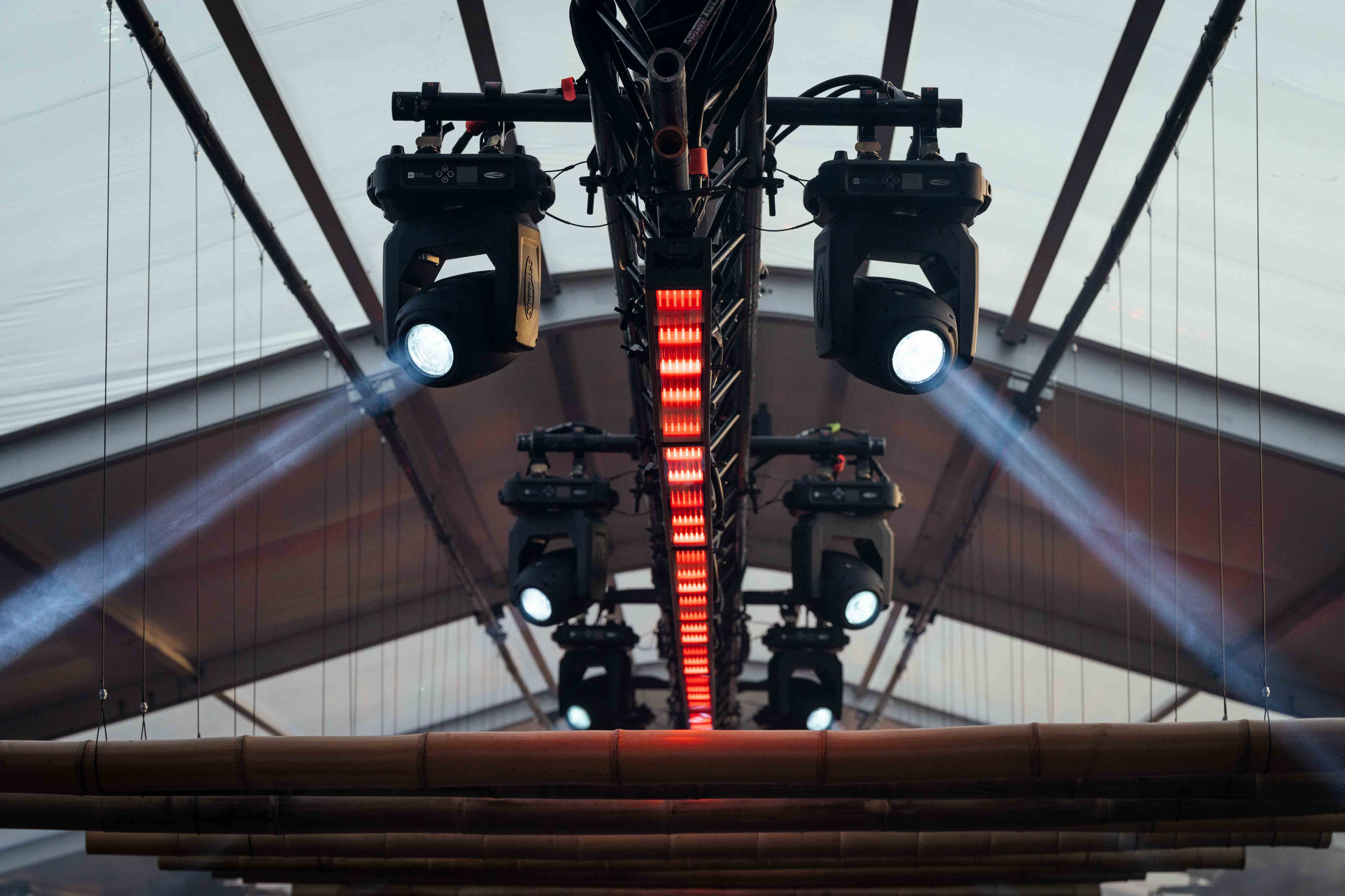 Dubbele moving heads rond de Acme Pixel Line aan de centrale truss