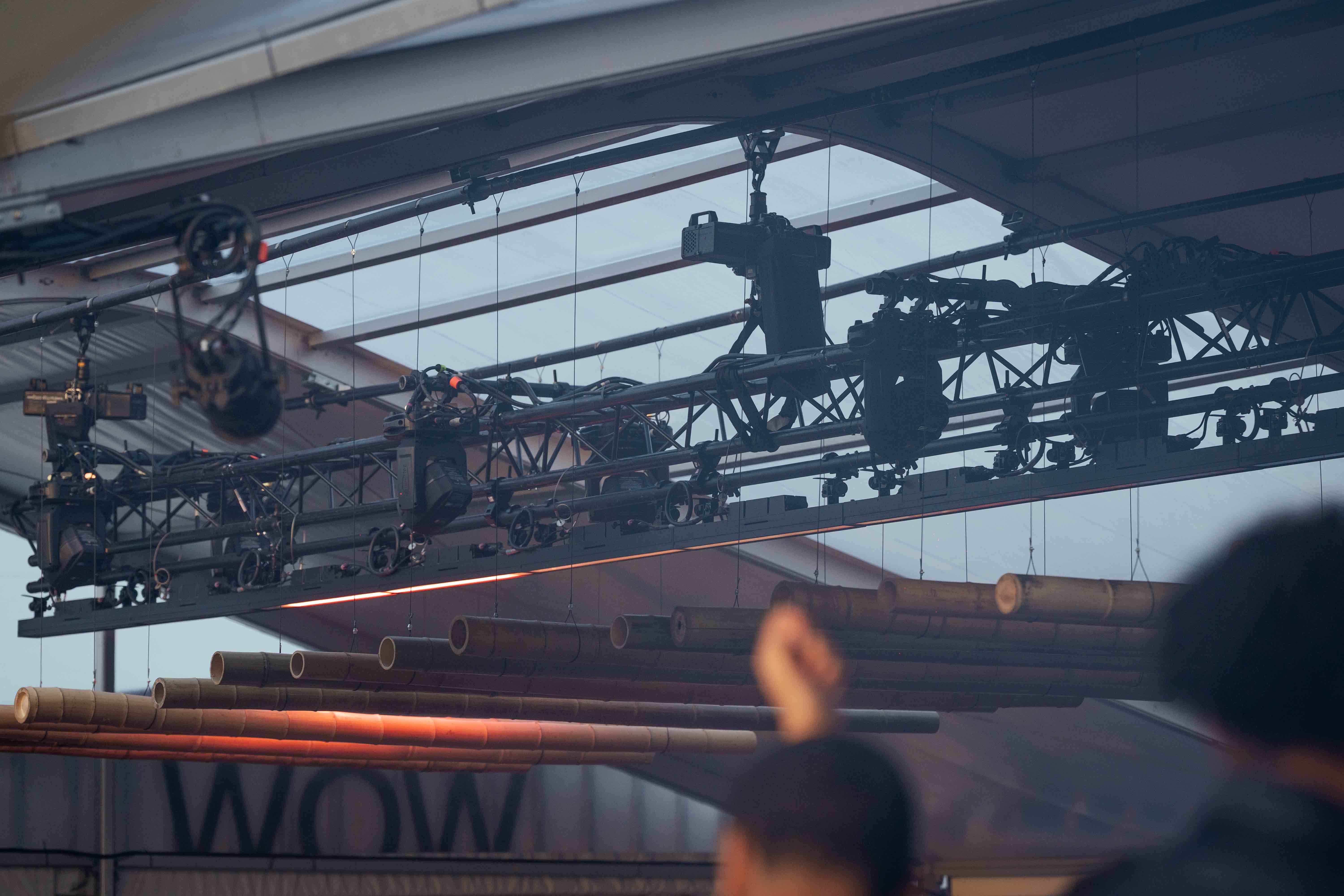 Driehoek Truss aan automatische takels met Showtec 3R Beams en Acme Pixel Line-fixtures
