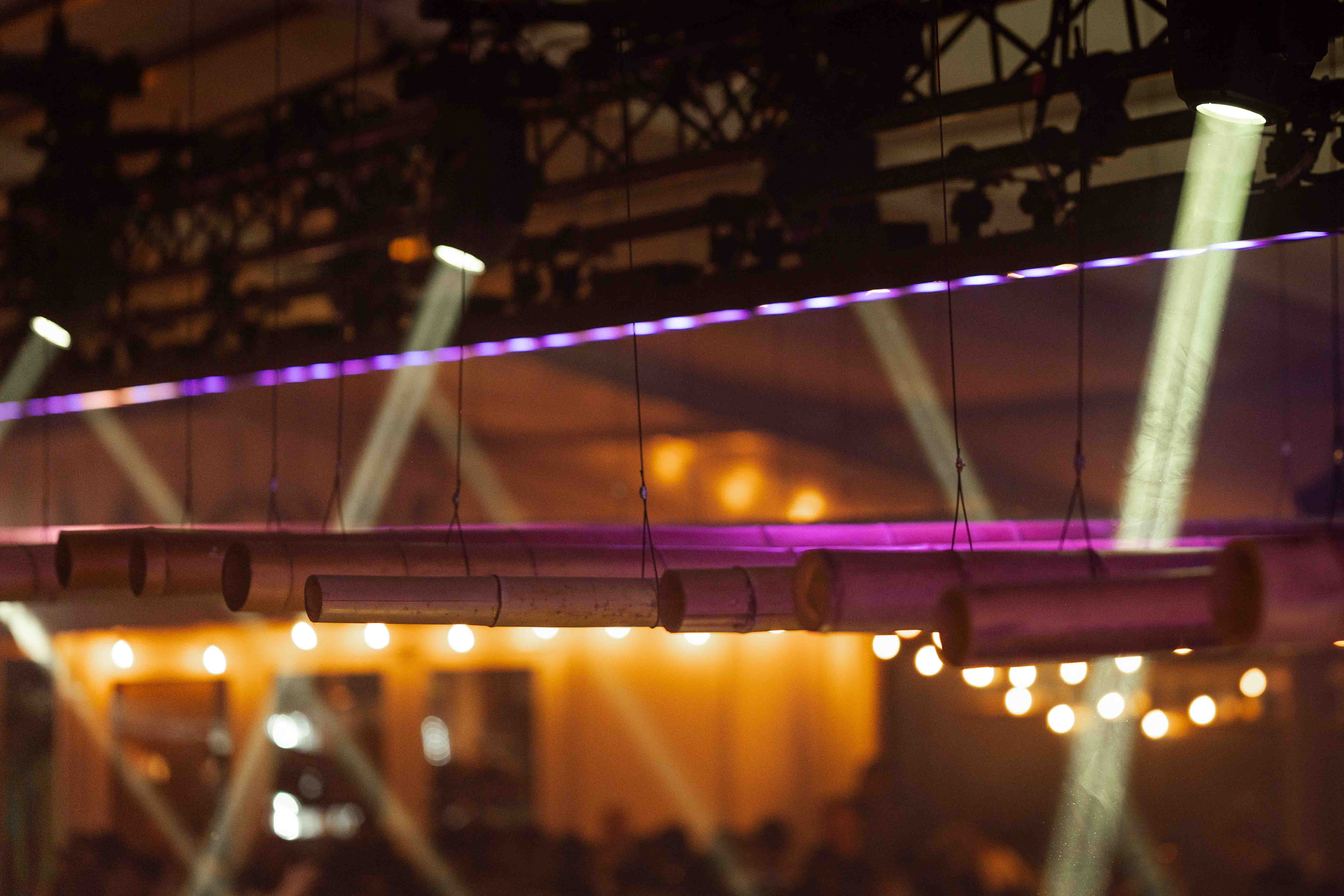 Acme Pixel Line-strips, strakke moving head beams en blinders op de achtergrond