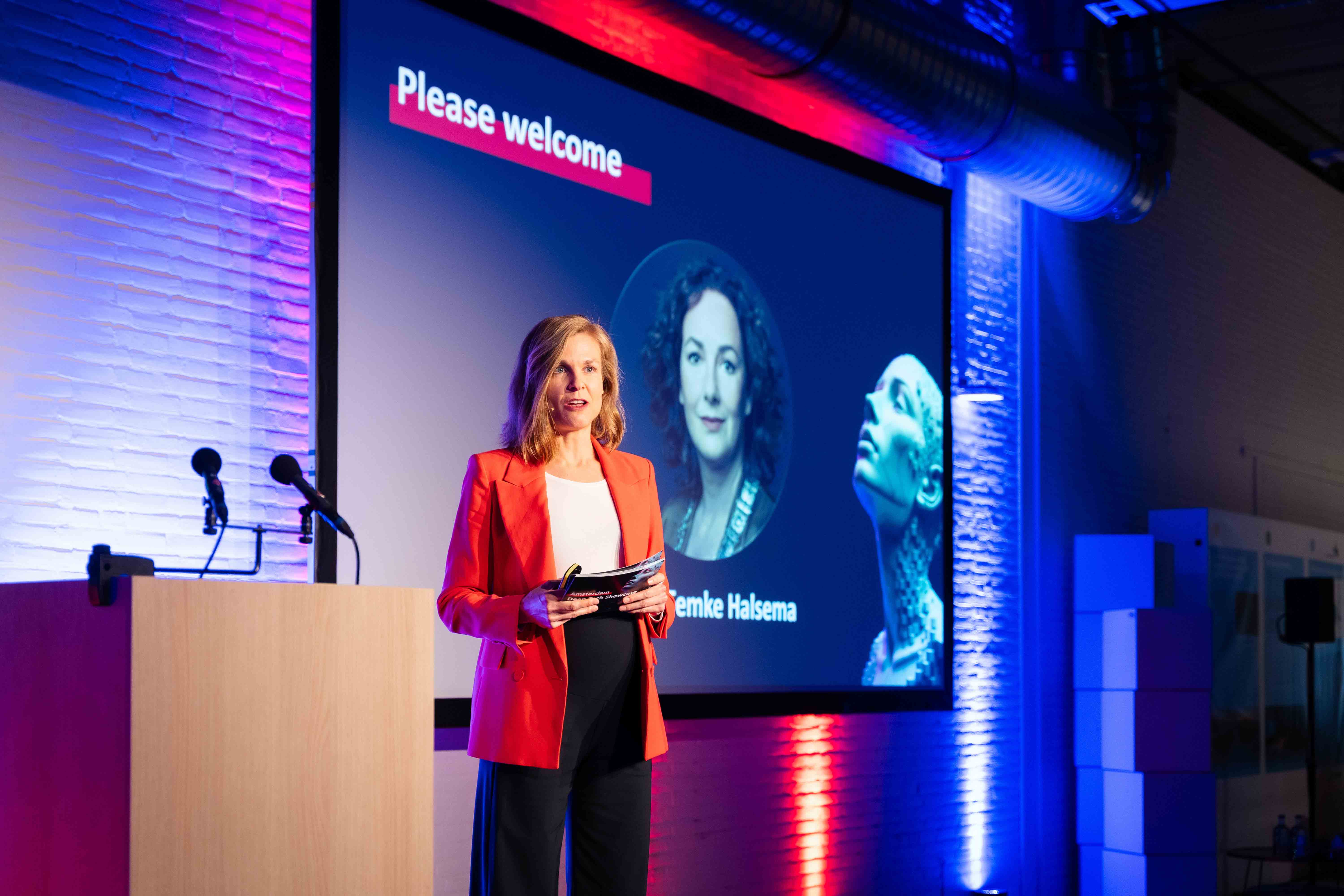 MC introduceert burgemeester Femke Halsema op het scherm tijdens de Amsterdam Deep Tech Showcase