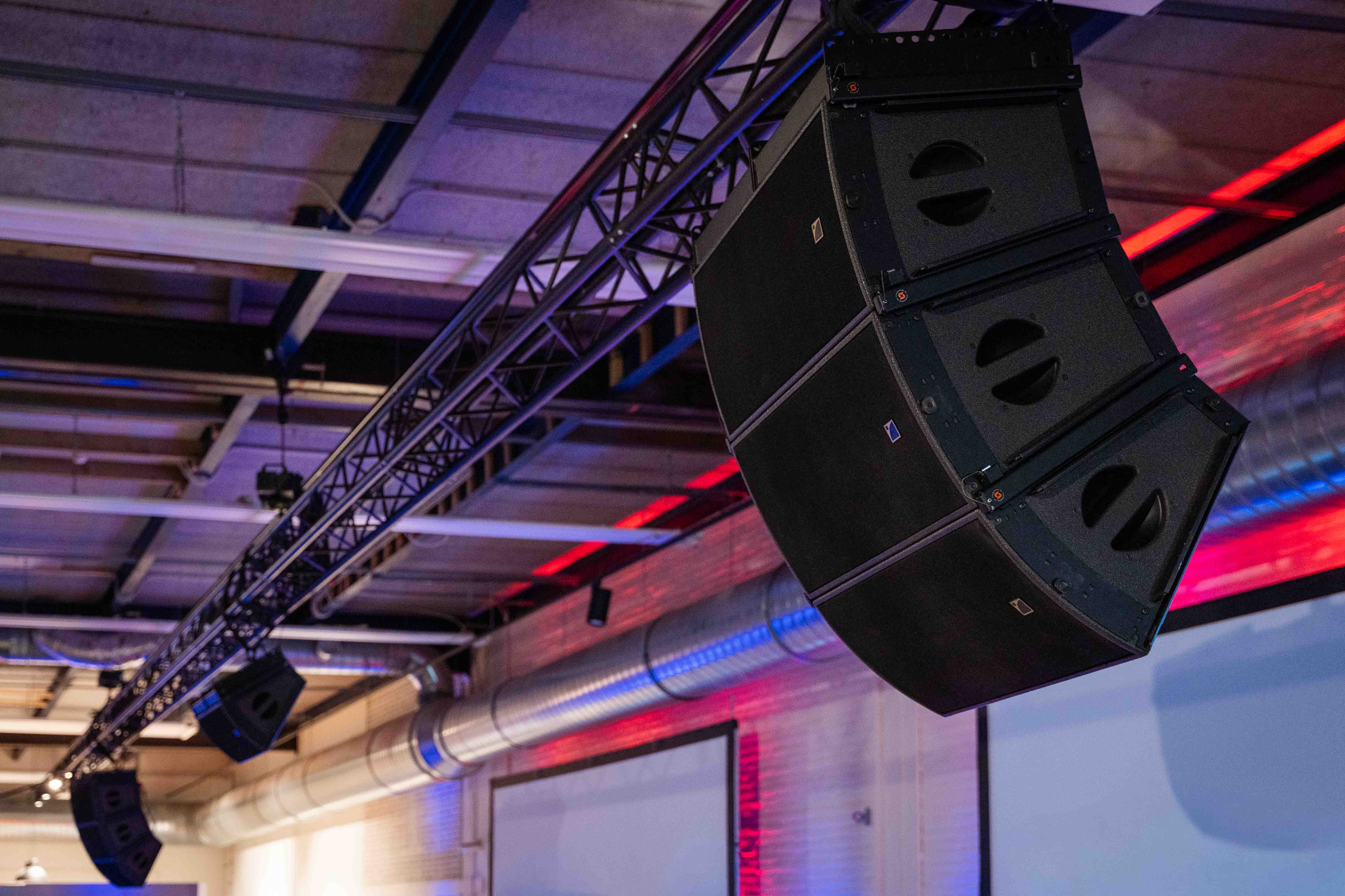 Detailopname van de L-Acoustics lijnarray aan de truss tijdens de Amsterdam Deep Tech Showcase - bestaande uit L-acoustics Arcs Focus en Wide