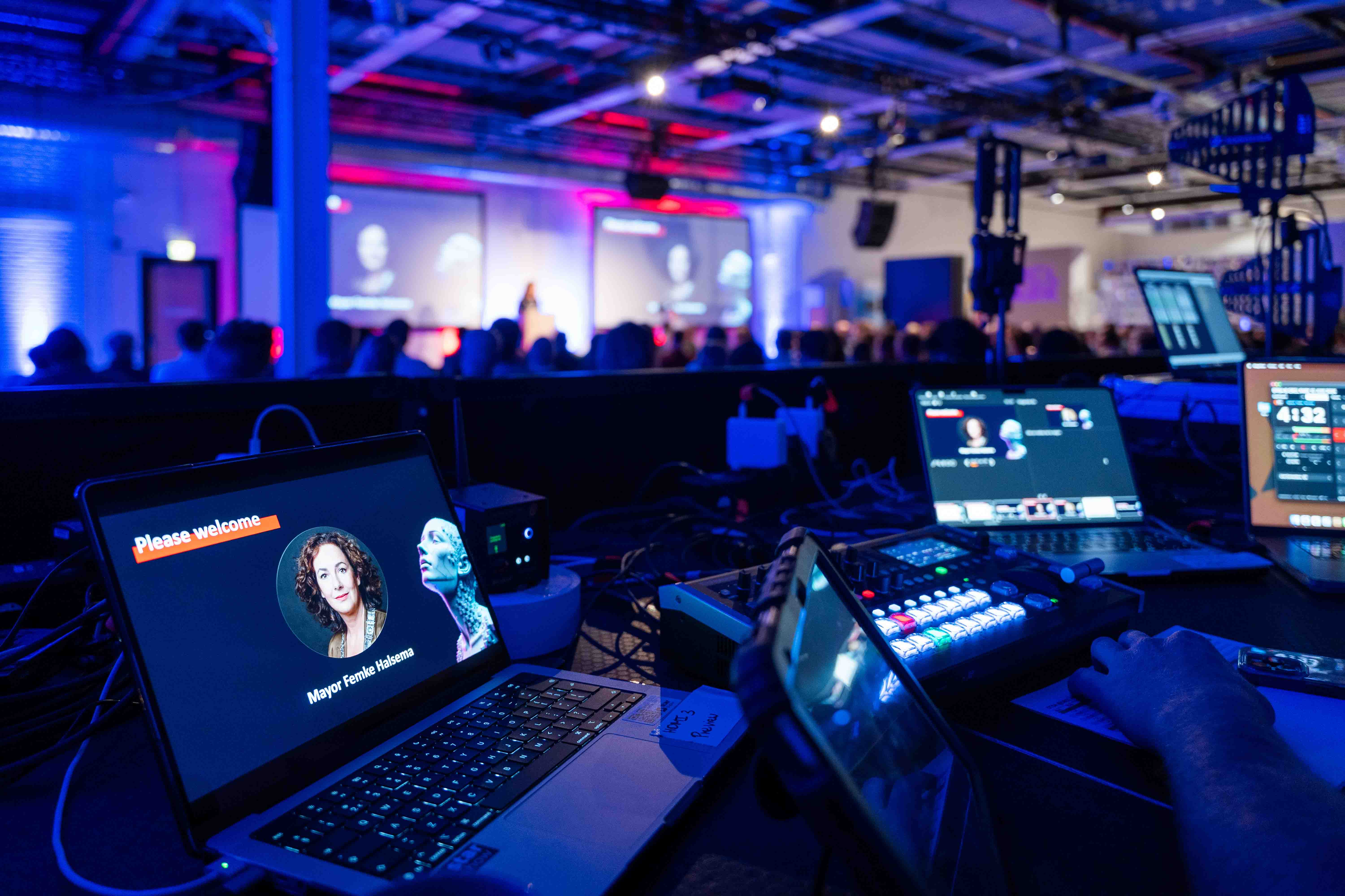 Technische regie stuurt de livecue voor de schermen aan tijdens de speech van de burgemeester