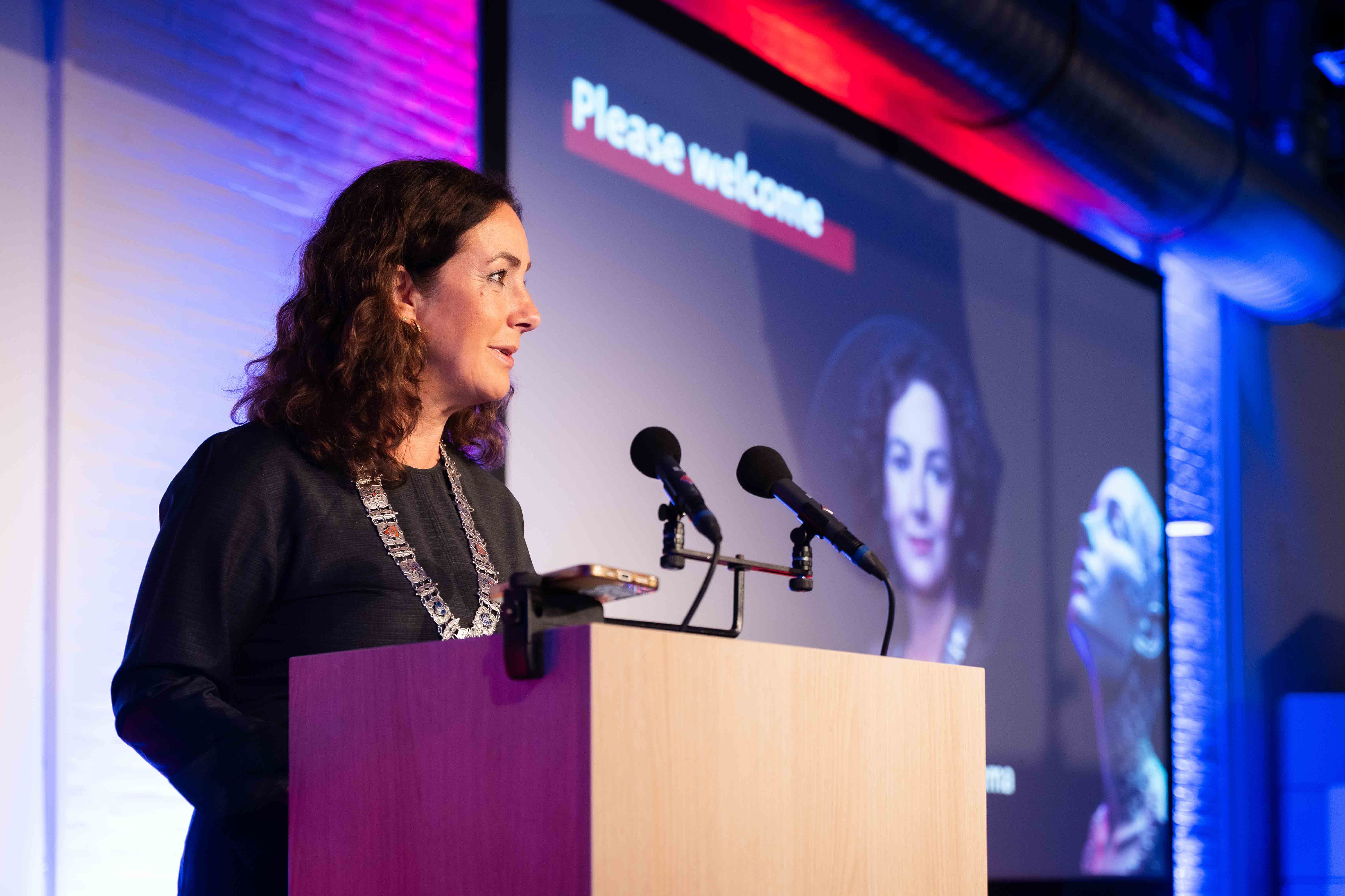 Burgemeester Femke Halsema spreekt op het podium tijdens de Amsterdam Deep Tech Showcase