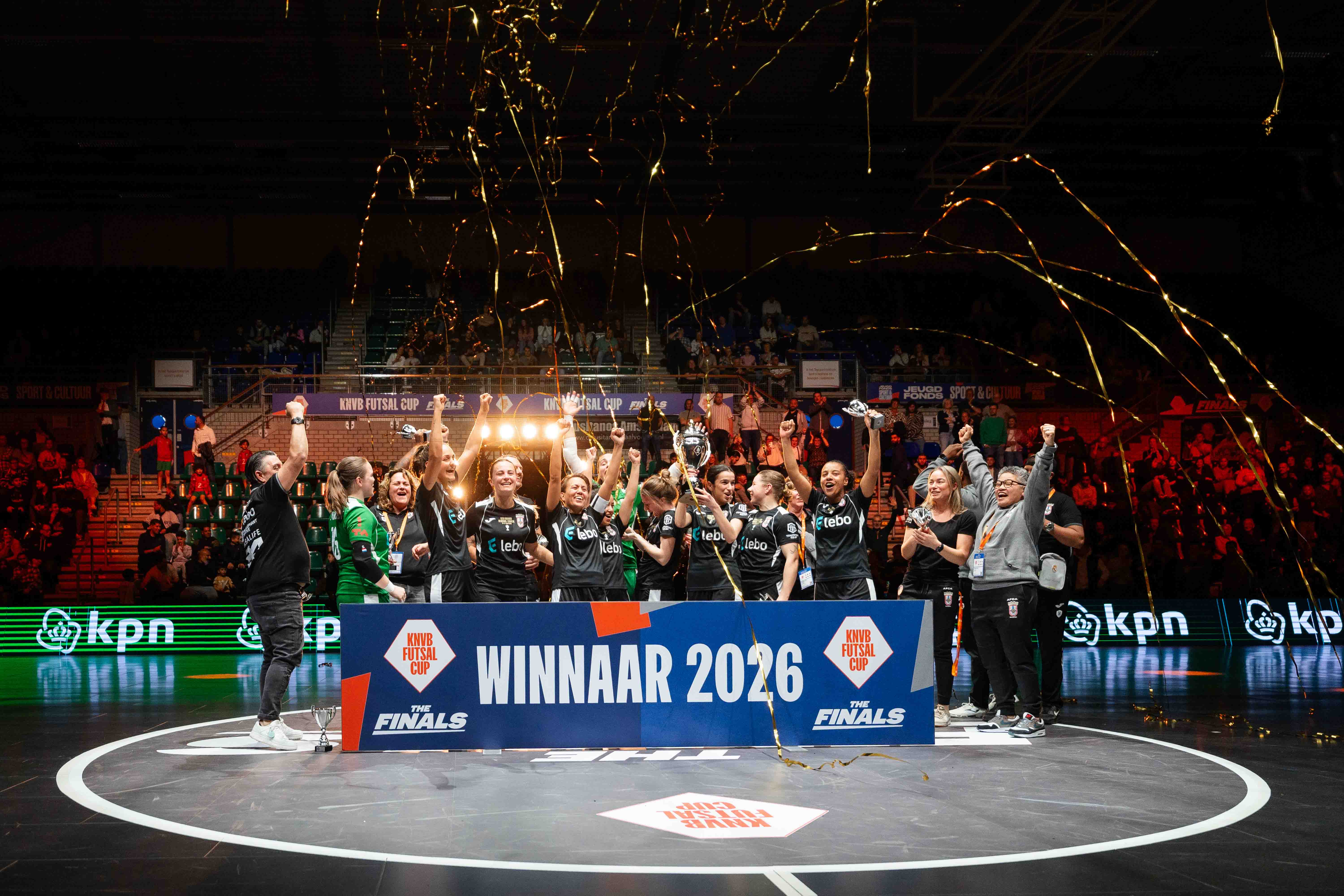 Bekeruitreiking finalisten vrouwen en confetti en spotlight midden op het veld