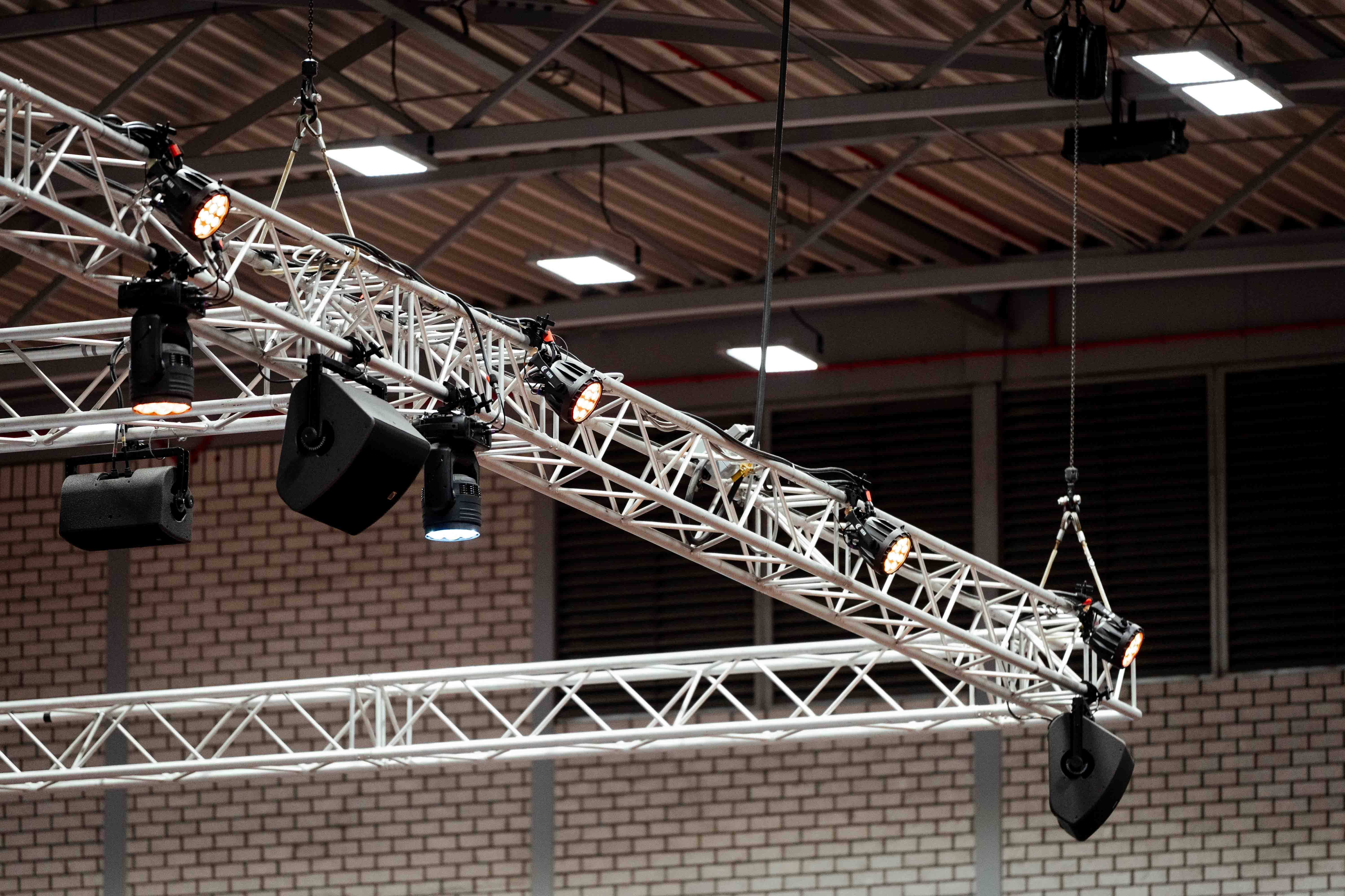 Starshow lichttechniek en riggingtruss met Robe LEDBeam 350's, CLF Ares en L-acoustics X12 en X18