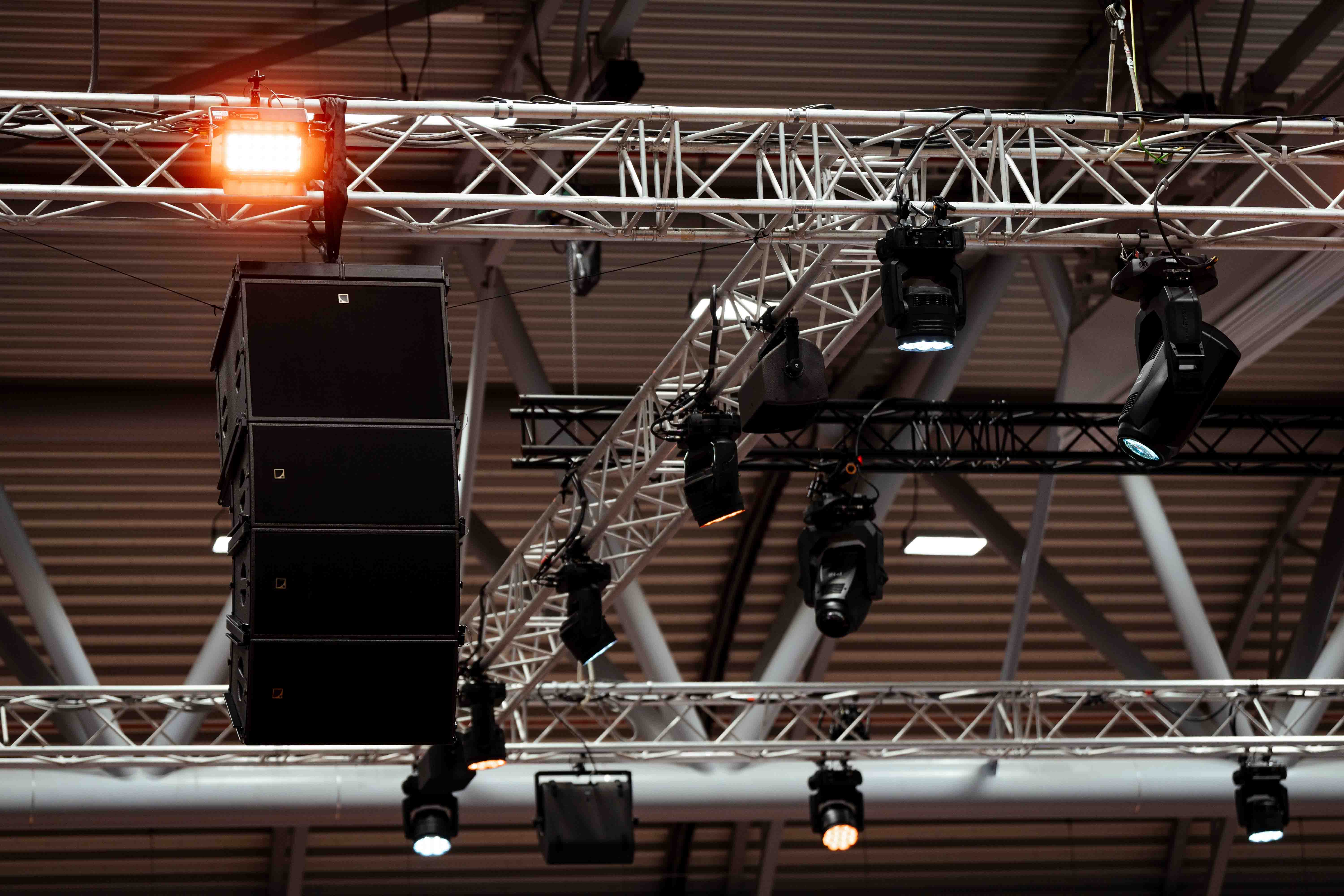 Rigging Truss met L-acoustics line-array en movingheads