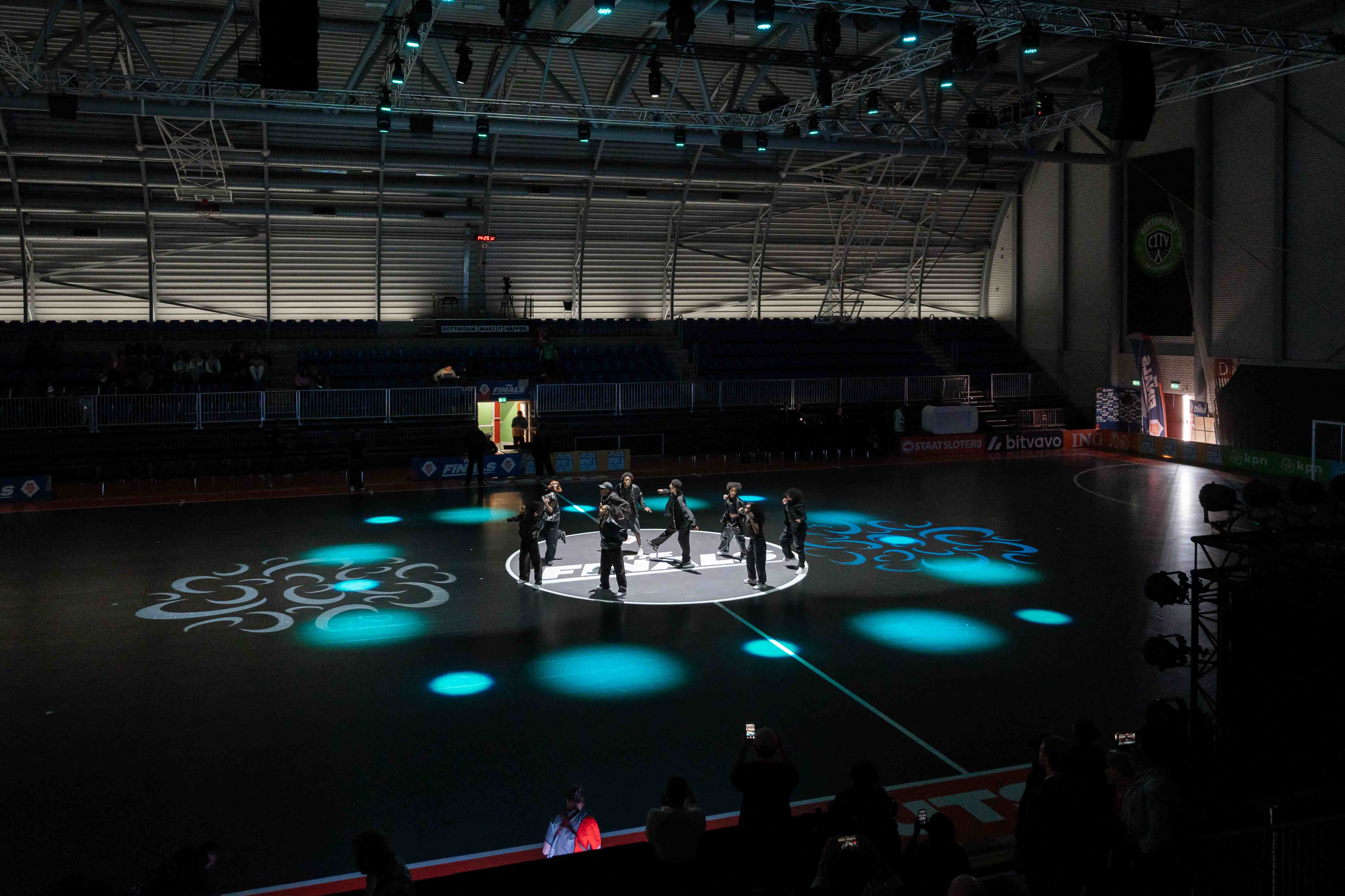 Futsal bekerfinales LEDBeam 350's en moving heads tijdens midtime show