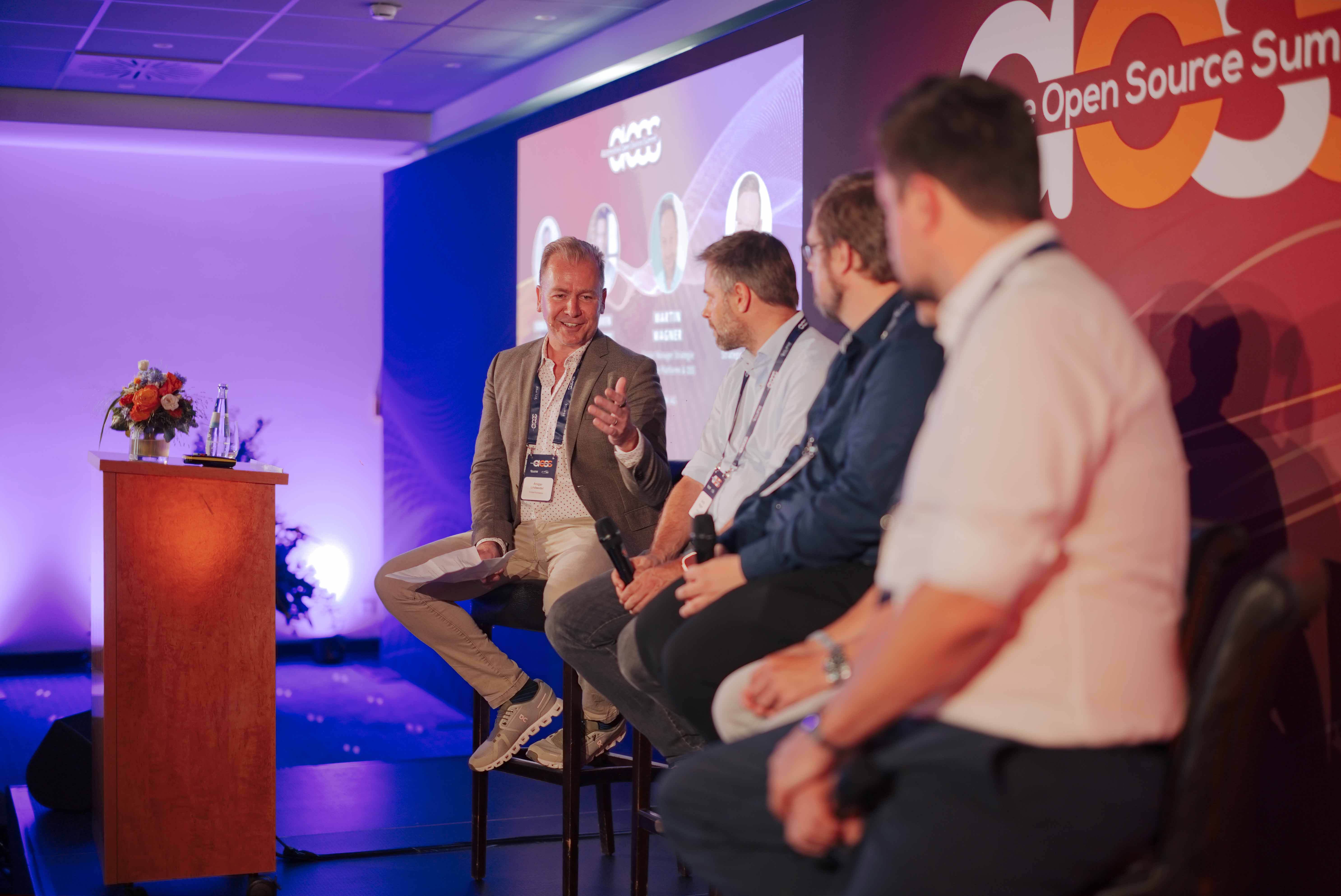 Paneldiscussie op het podium tijdens de Automotive Open Source Summit in Starnberg