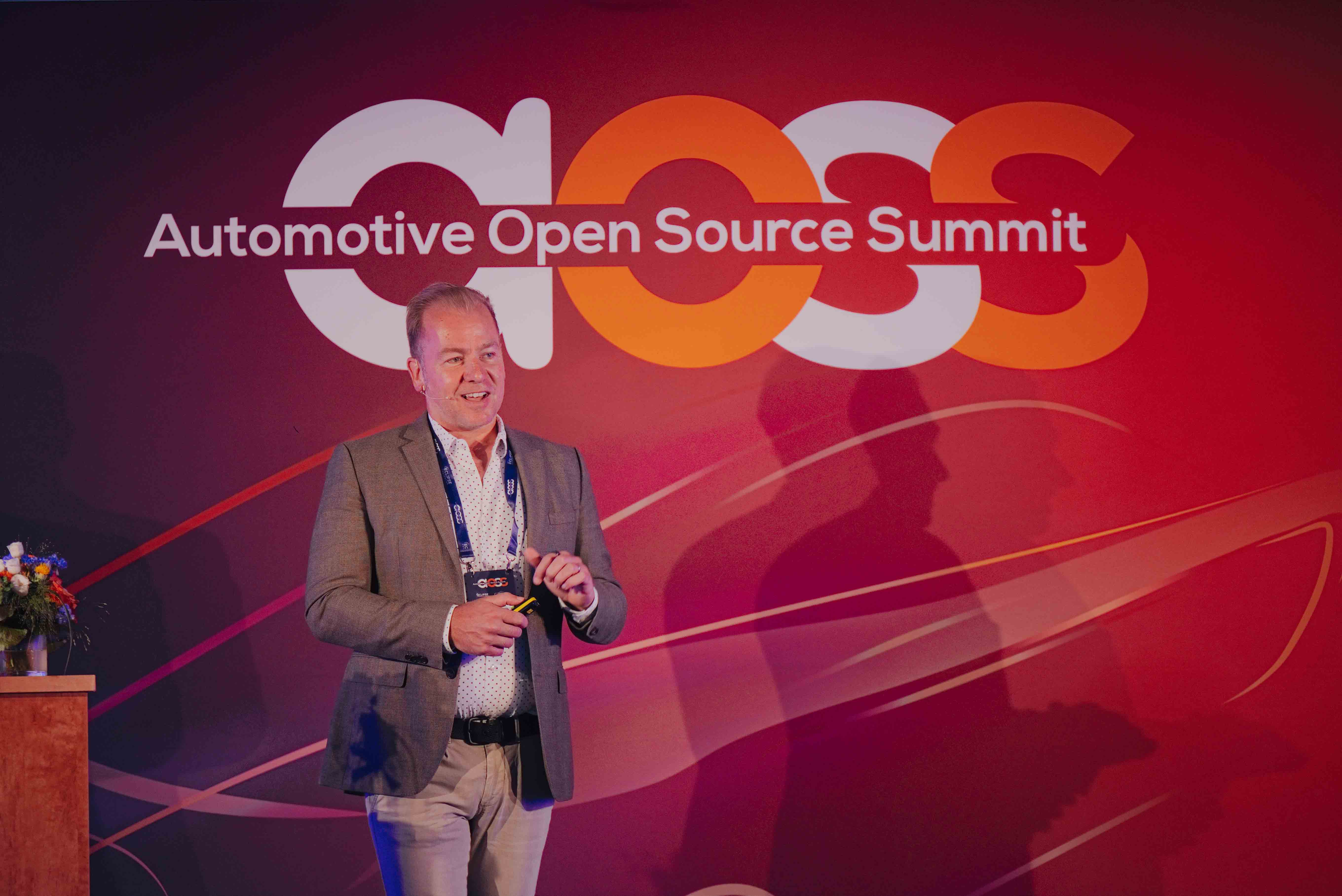Spreker op het podium van de Automotive Open Source Summit in Starnberg
