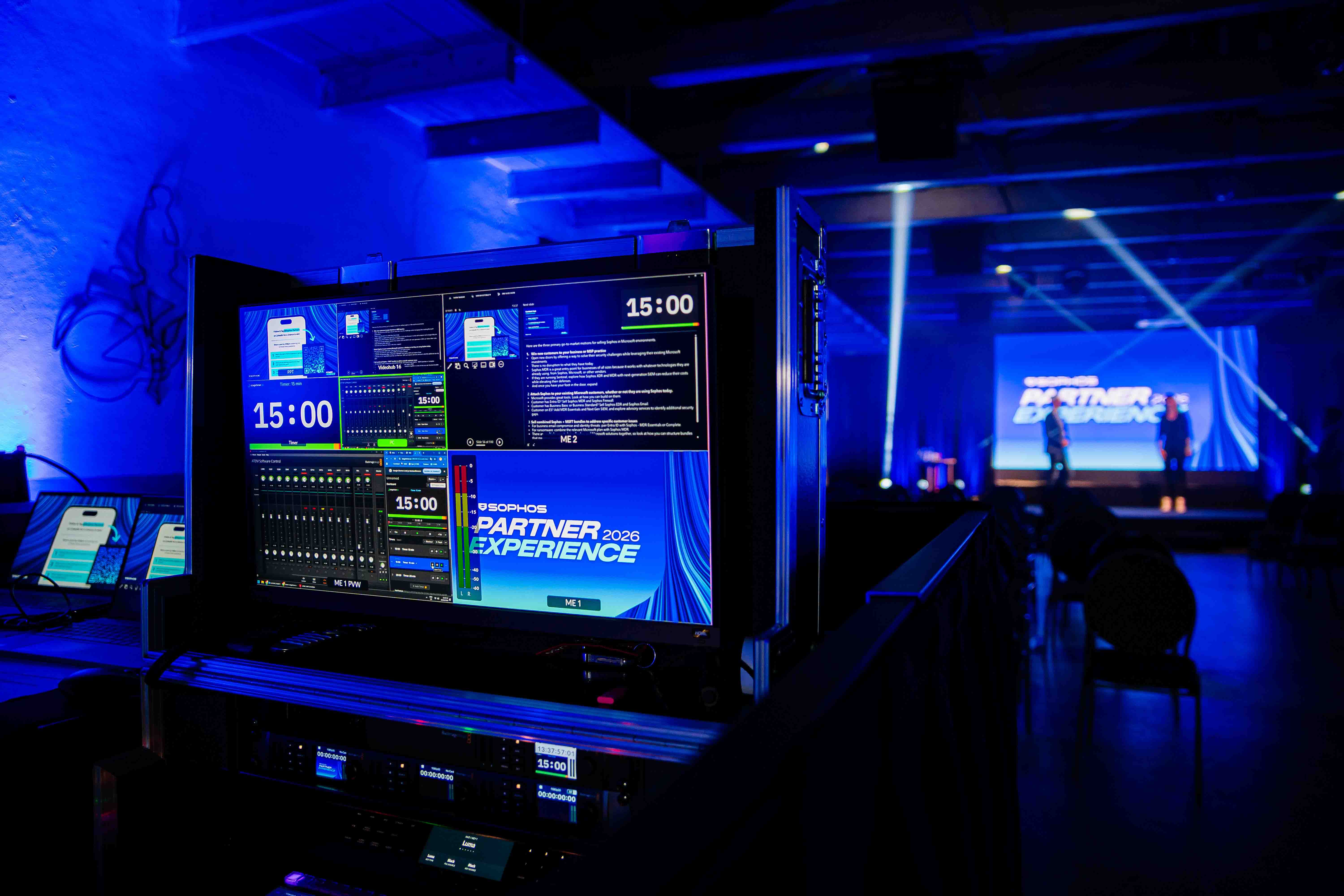 Regieapparatuur voor livestream en lichttechniek tijdens de audiovisuele productie van Starshow